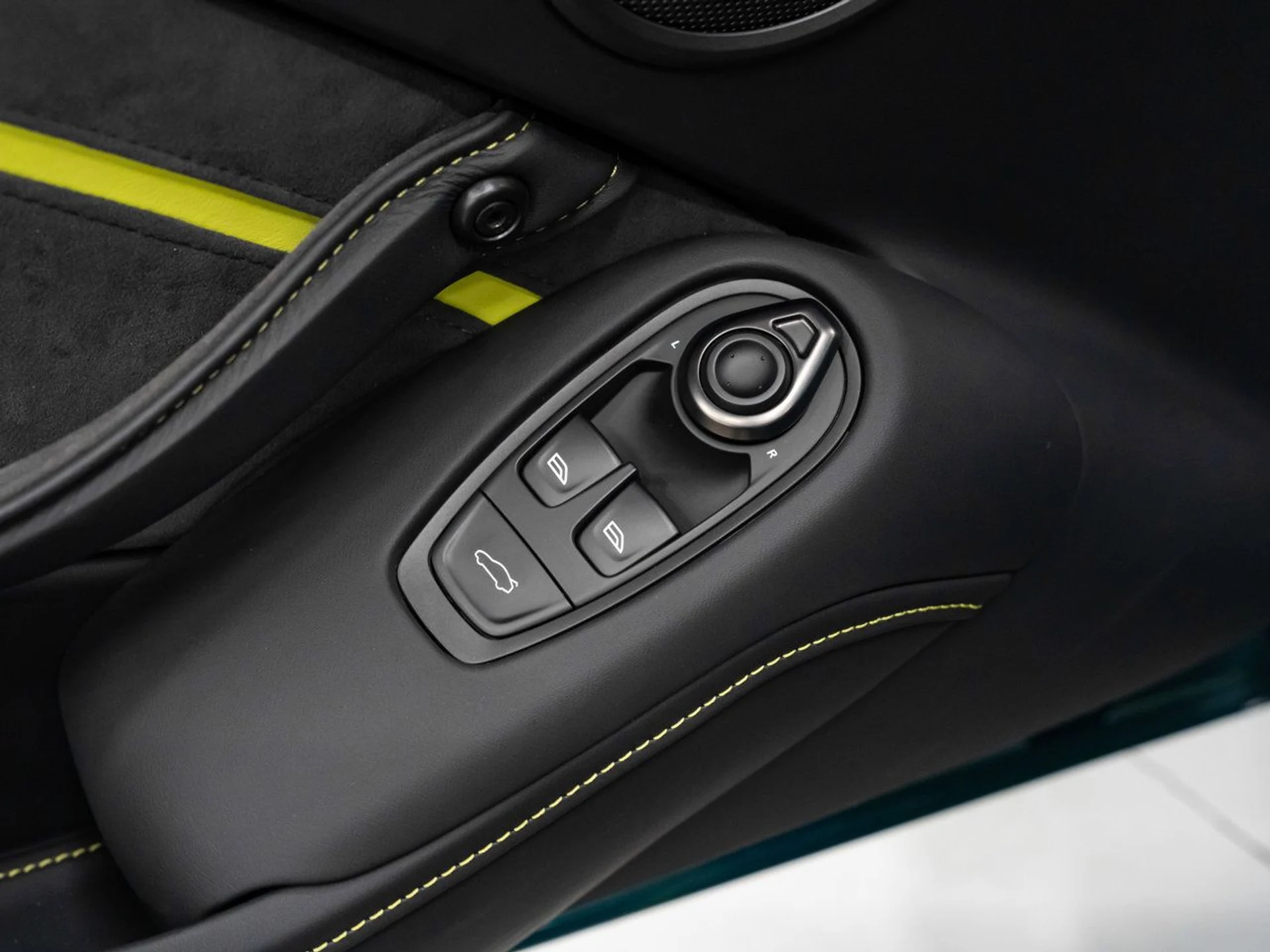 mph090_307689229_aston_martin_vantage_2023_6b0c93b950
