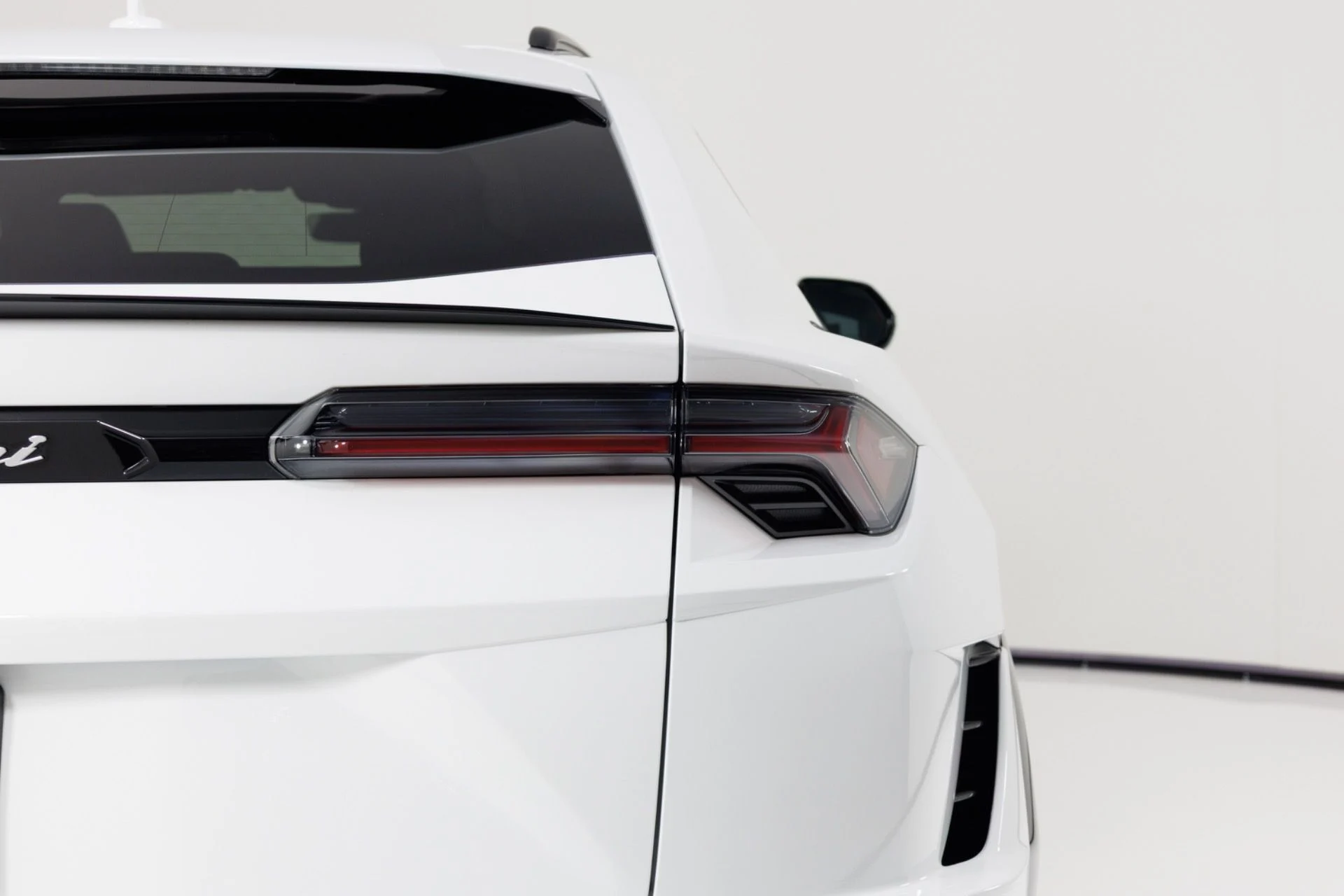 mph090_3081657073_Used_2024_Lamborghini_Urus_S_1775674860_6ee9ea8d7a