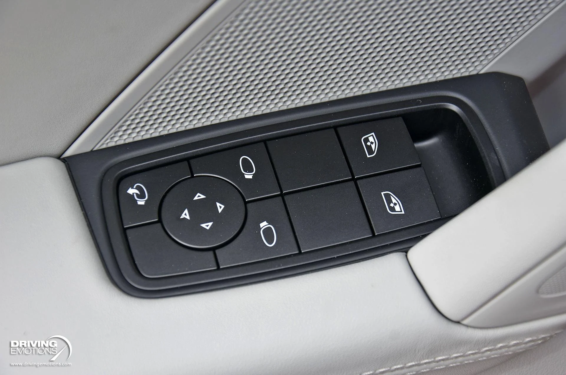 mph091_1881653476_898_p92_l_4412febe31