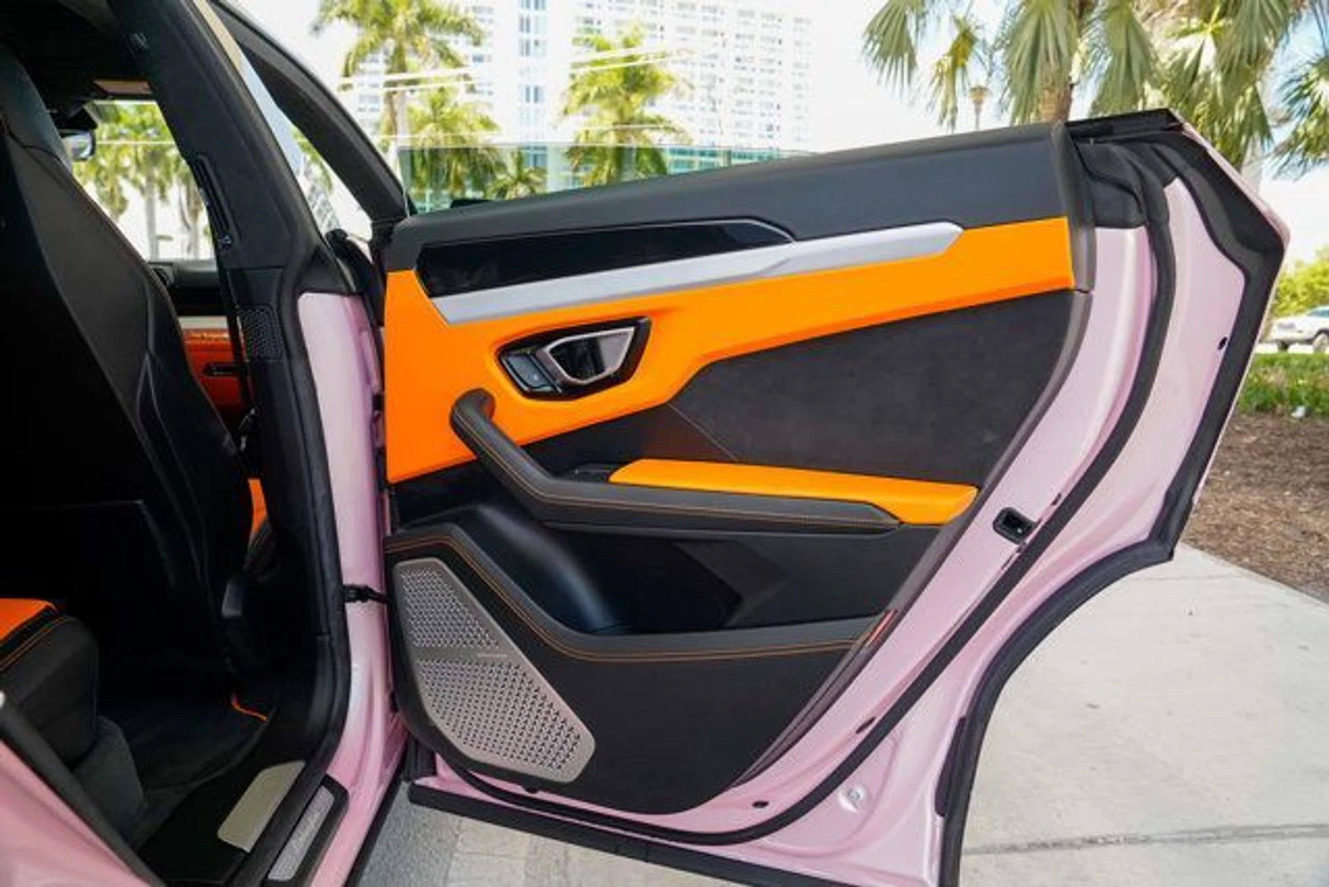 mph091_2298918720_used_2021_lamborghini_urus_awd_14354_22713615_92_640_bae0628bd5