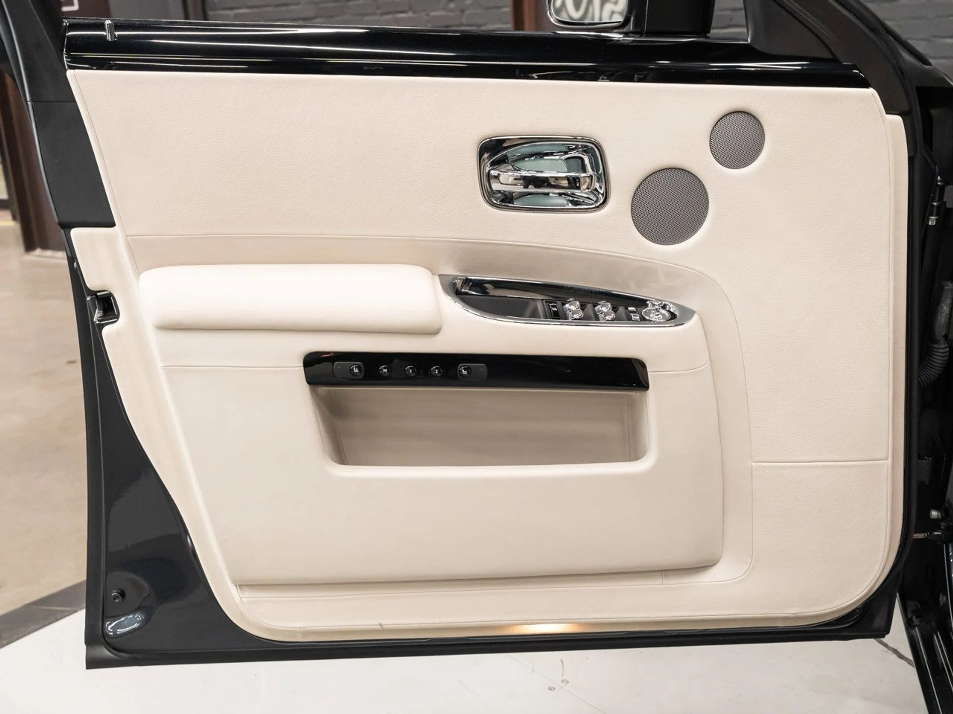 mph091_2686539836_rolls_royce_ghost_2012_c84812e94f