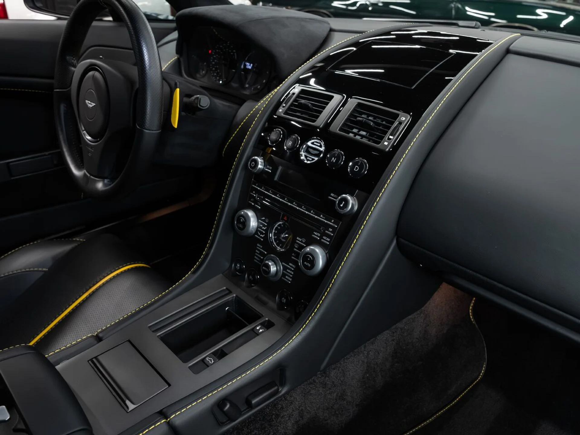 mph091_652306627_aston_martin_v8_vantage_2015_e2ae471cd5