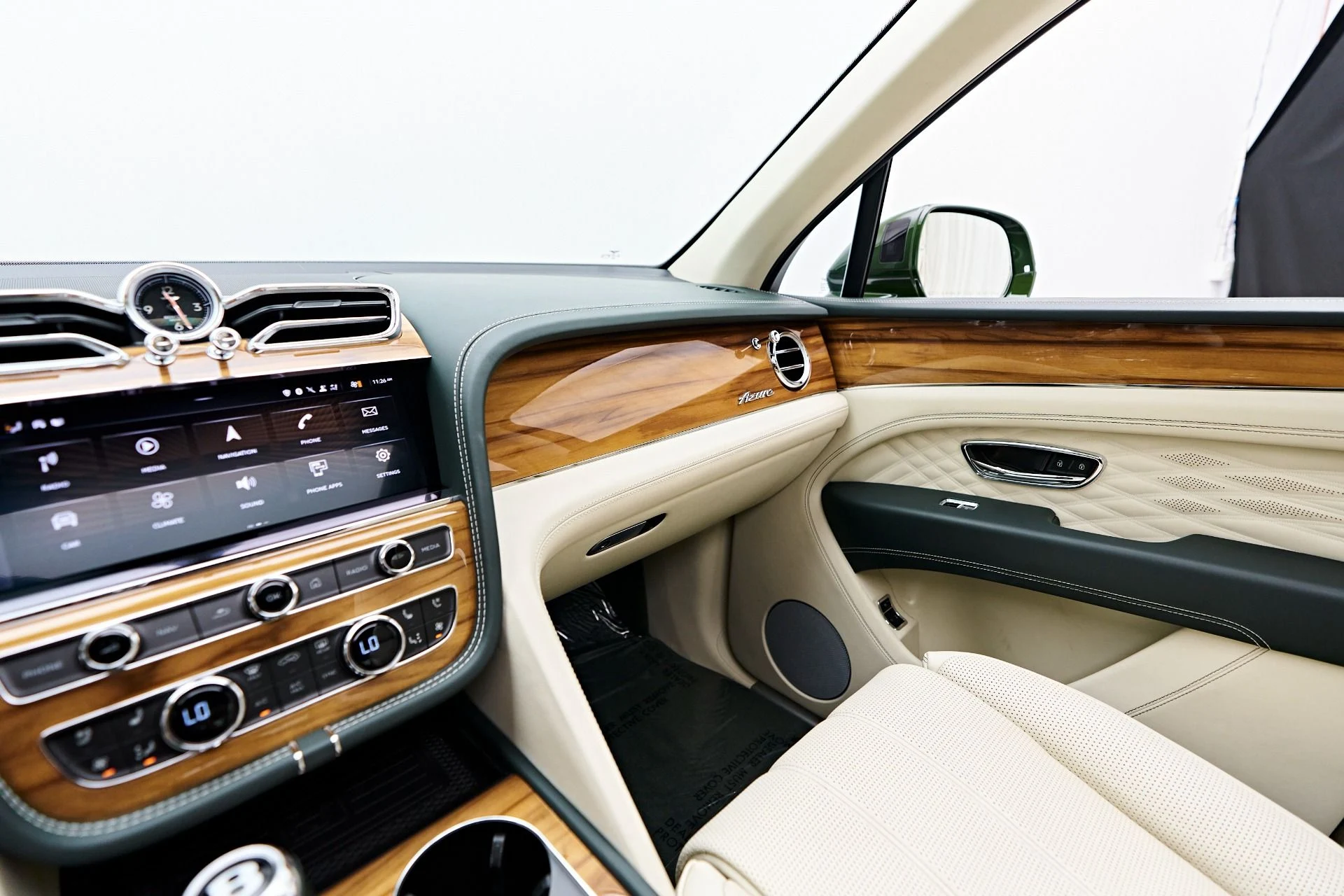 mph092_1948687395_Used_2023_Bentley_Bentayga_EWB_1754782546_37720976dc