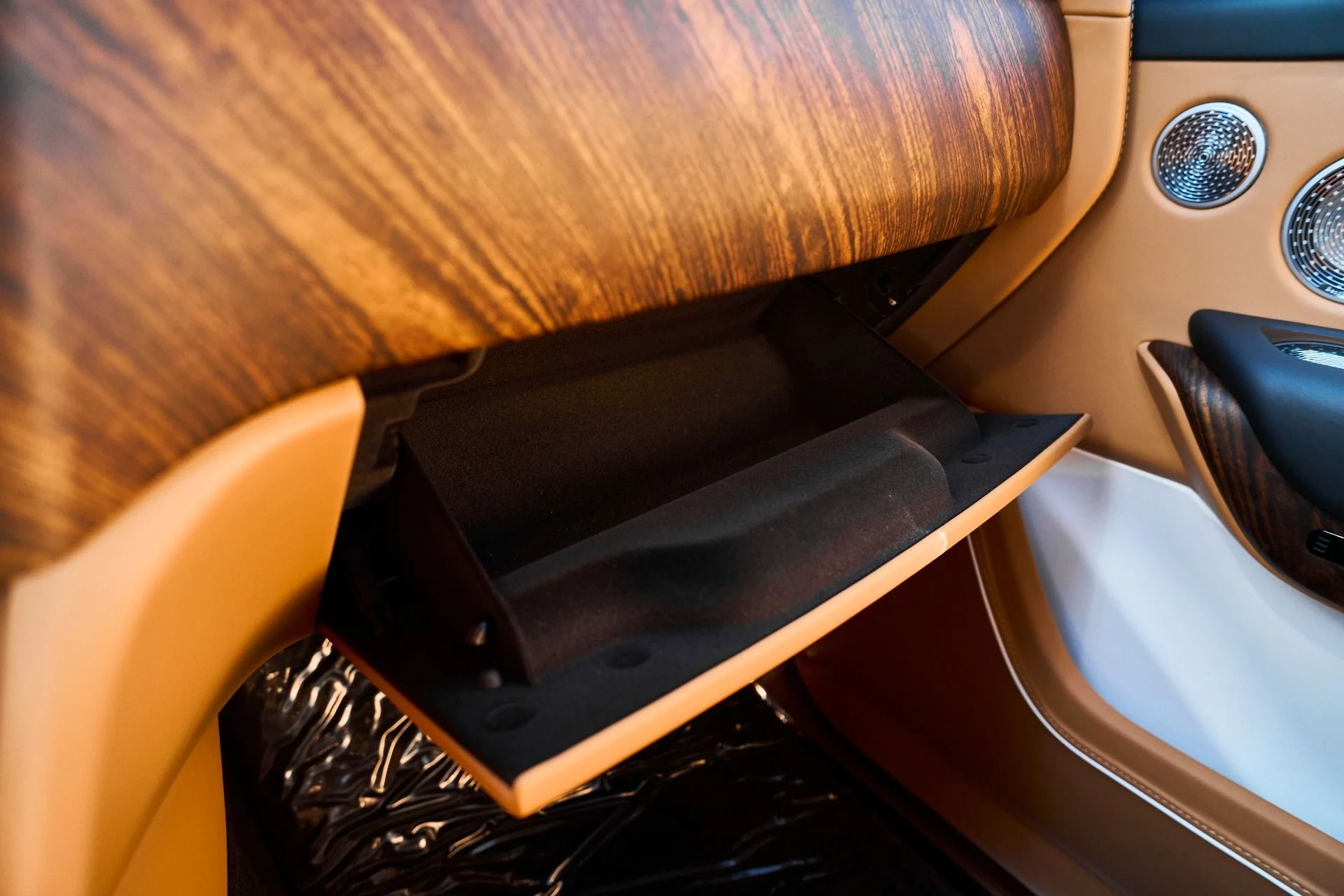 mph092_2518032772_Used_2025_Rolls_Royce_Cullinan_Base_1766020542_a4211fb017