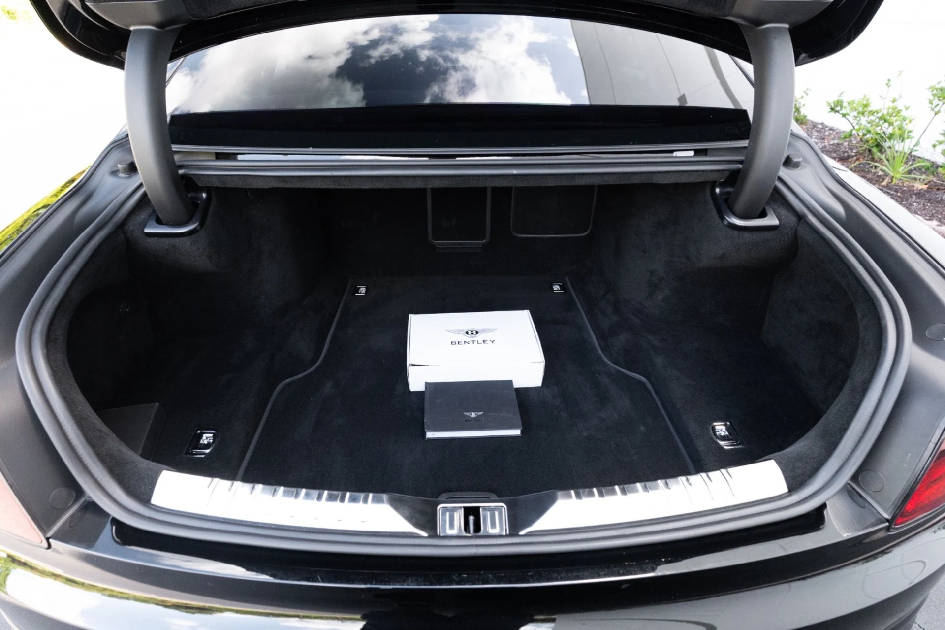 mph092_2767520541_Used_2023_Bentley_Flying_Spur_S_V8_1778782784_dcf073e315