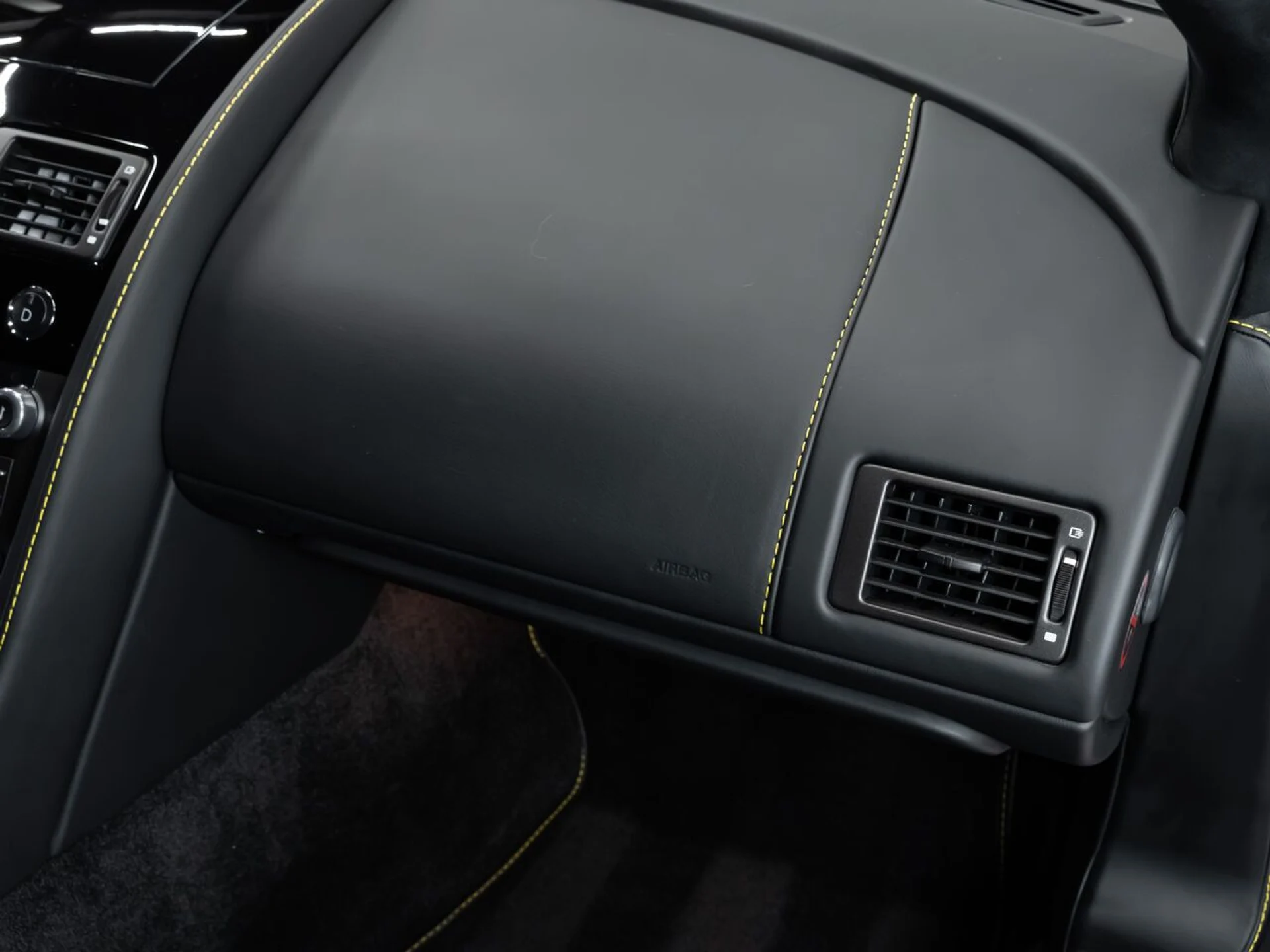 mph093_1979182351_aston_martin_v8_vantage_2015_c45e6ca8f9