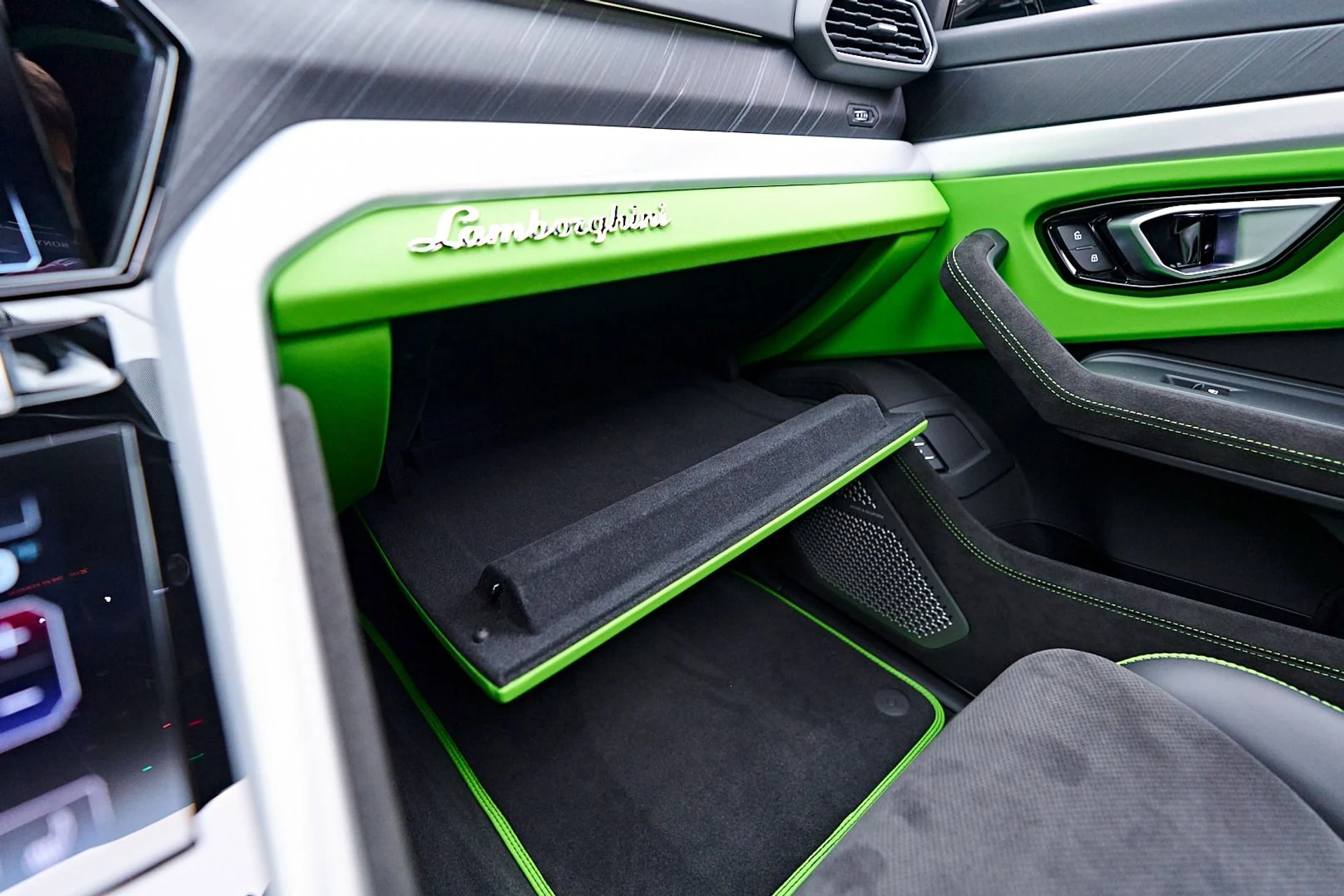 mph093_20422023_Used_2024_Lamborghini_Urus_S_1745956869_2f9fb0b56b