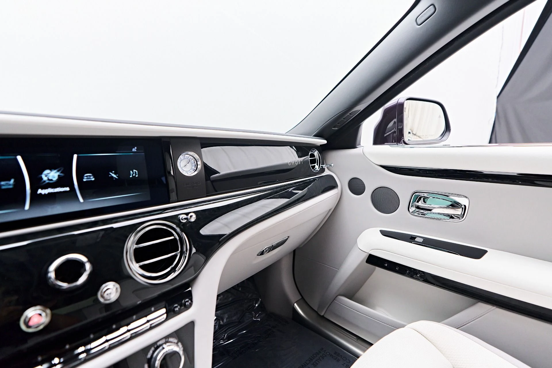 mph093_2183794447_Used_2024_Rolls_Royce_Ghost_Base_1752169894_6707e85eb1