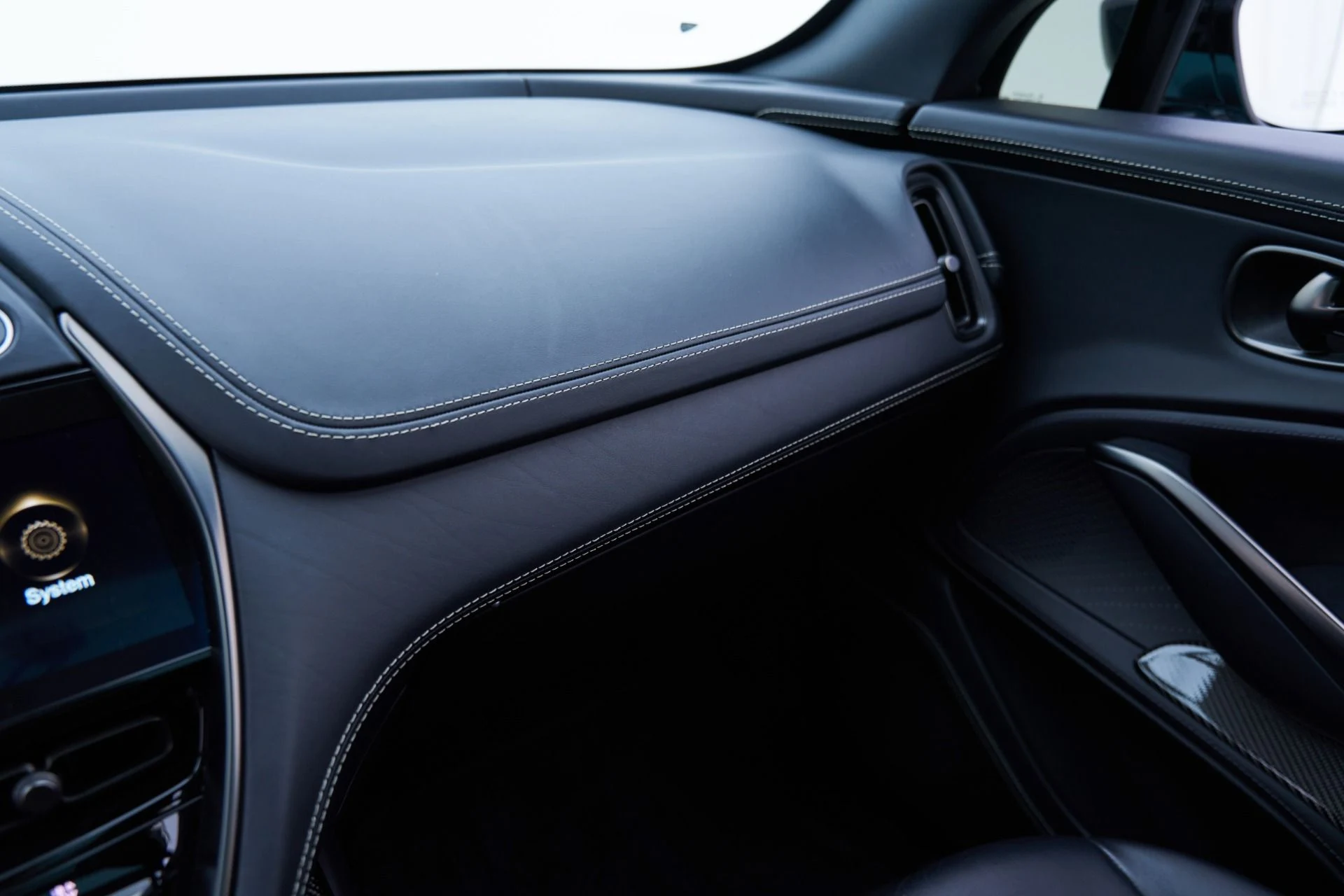 mph093_2214447303_Used_2024_Aston_Martin_DBX_707_1793218303_24b35bd7cb