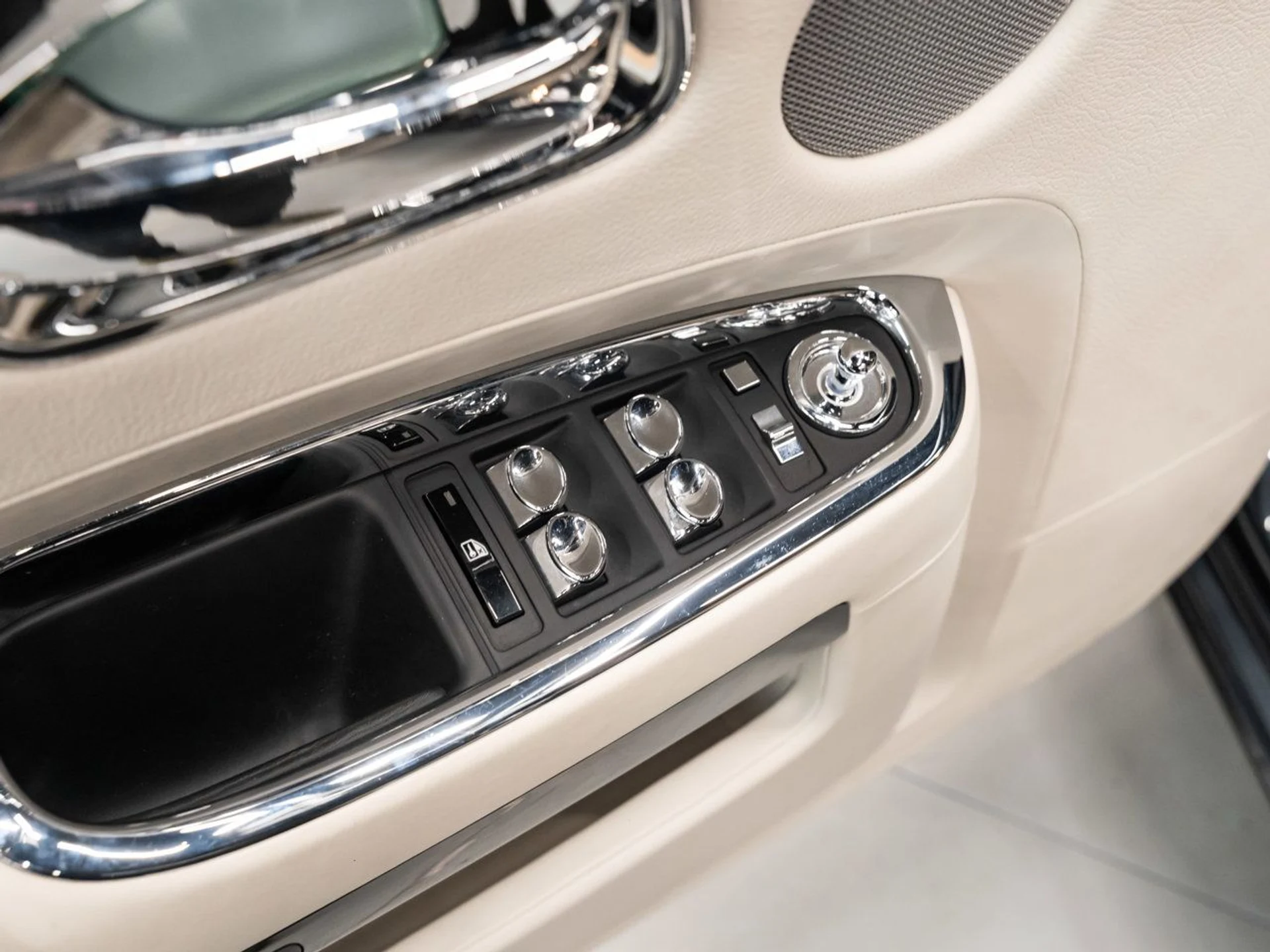 mph093_3936649349_rolls_royce_ghost_2012_02ea0ad2b9