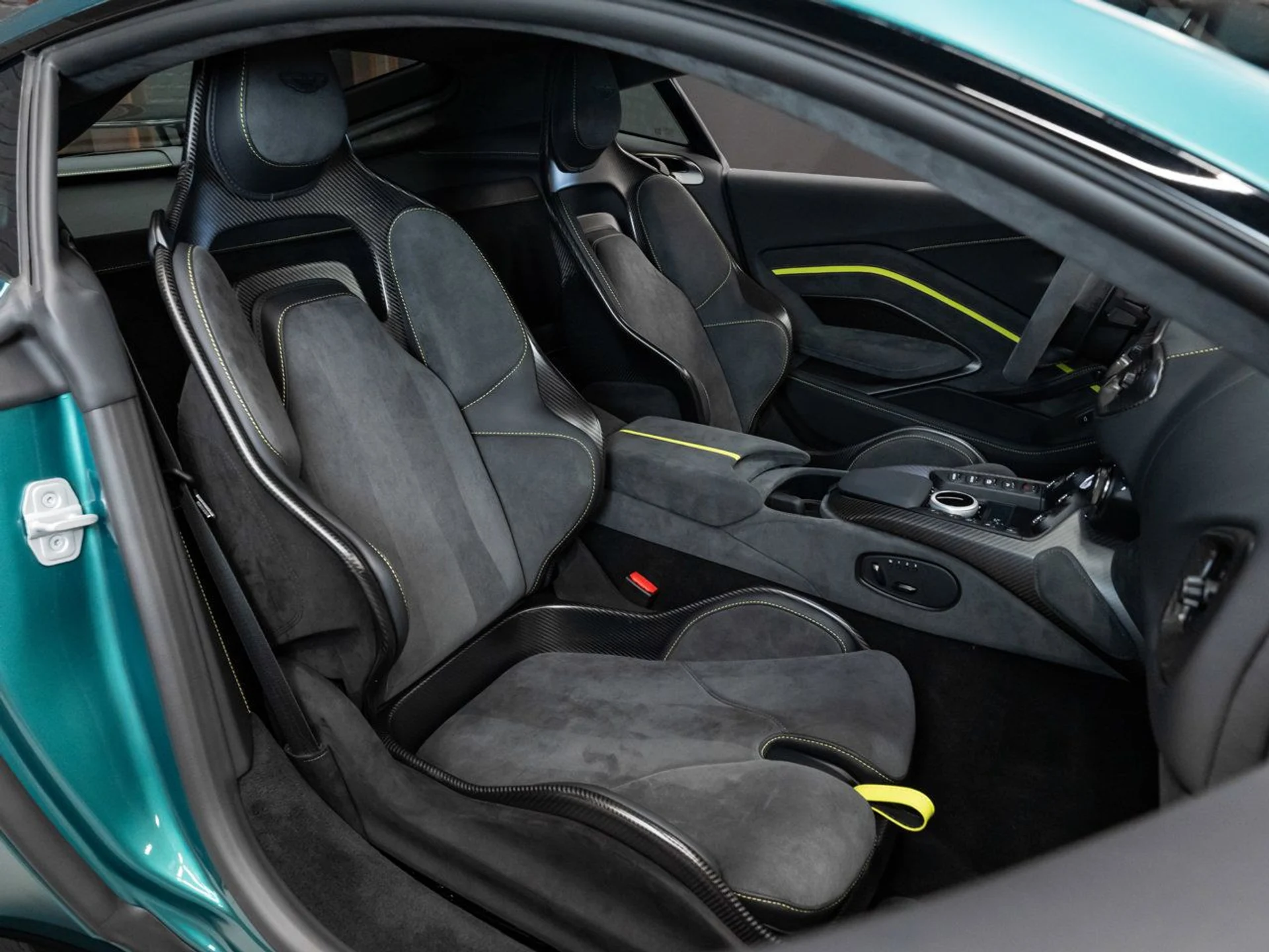 mph093_432901144_aston_martin_vantage_2023_d6a8022f08