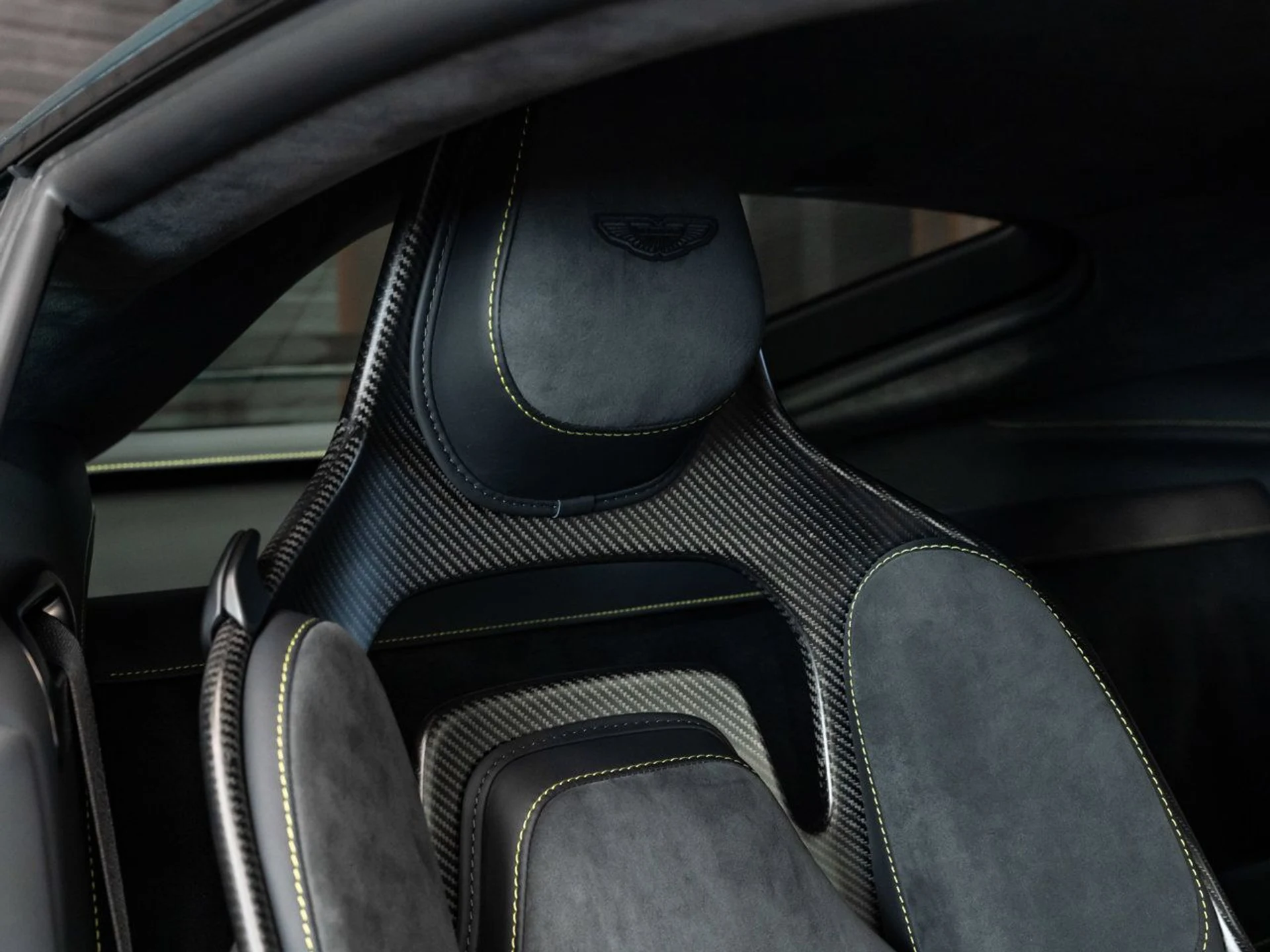 mph094_2120487007_aston_martin_vantage_2023_cb67ac17d3