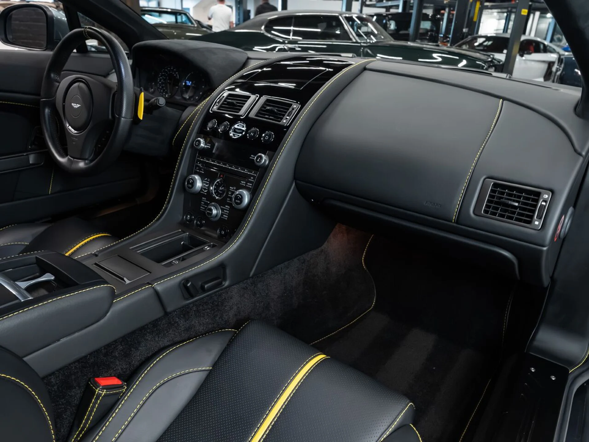 mph094_4127819321_aston_martin_v8_vantage_2015_ce92d102b4