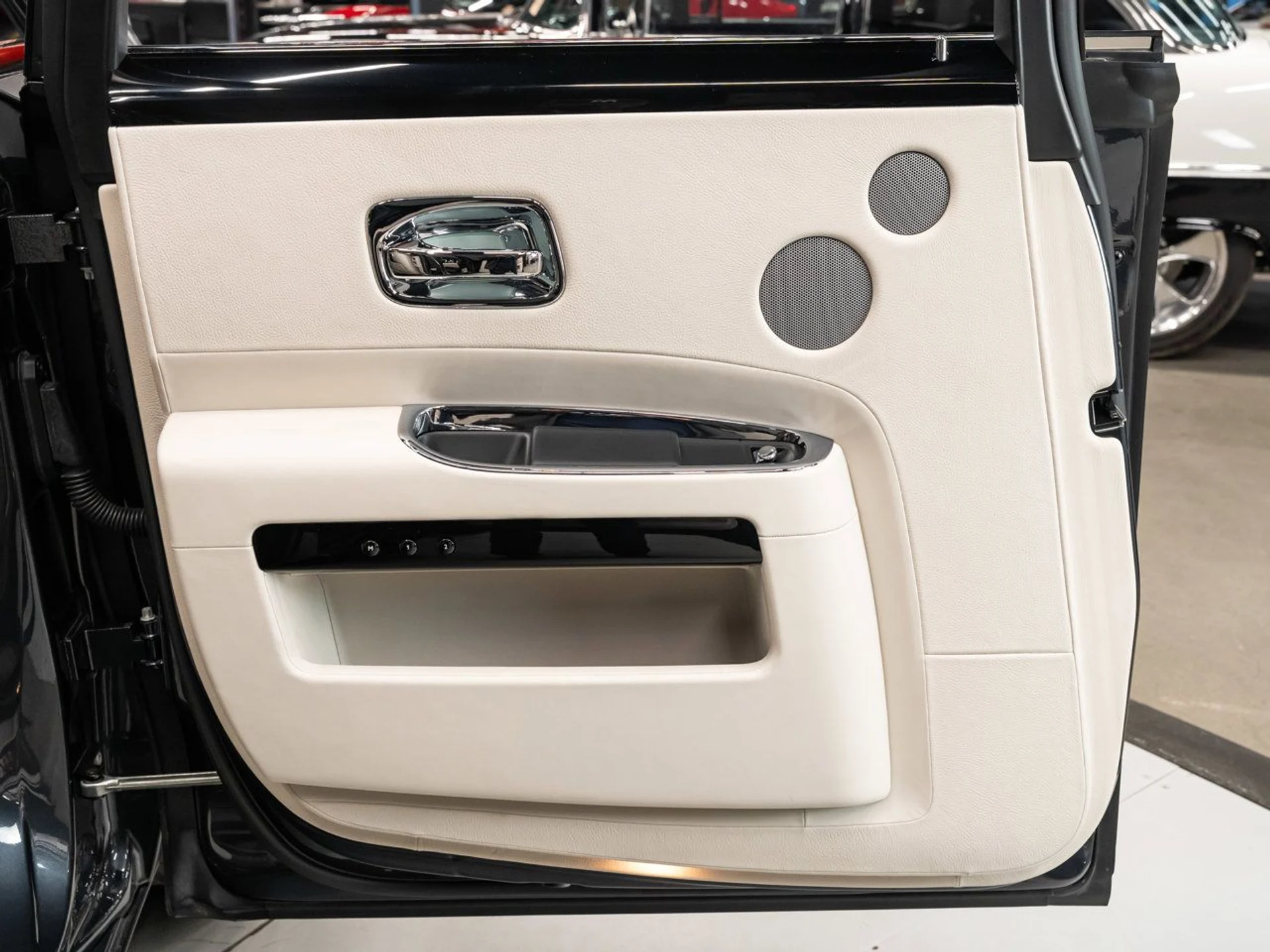 mph095_3516381145_rolls_royce_ghost_2012_b9a9727e85