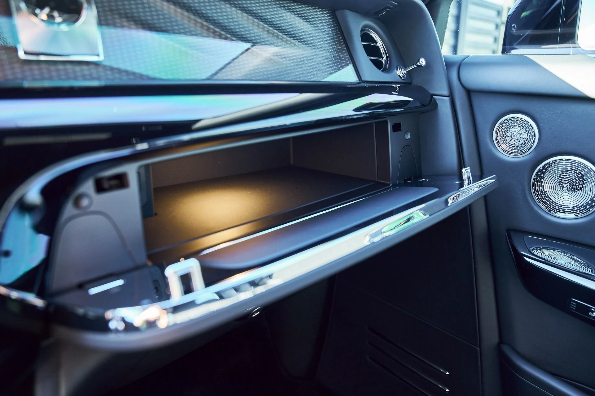 mph095_3624615026_Used_2024_Rolls_Royce_Phantom_Base_1770700202_529c9dde7f