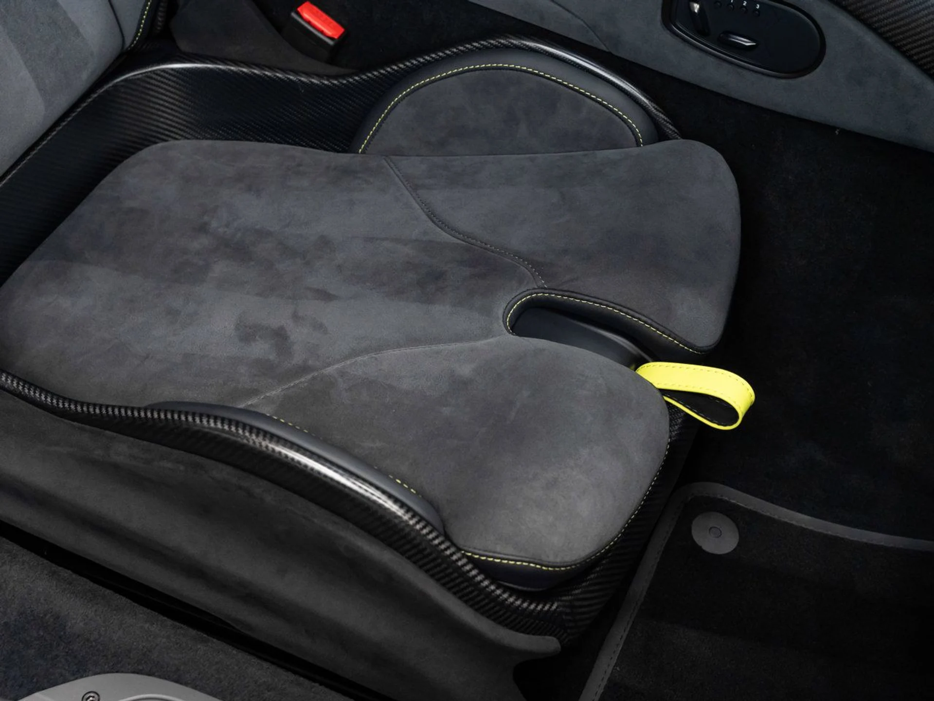 mph095_4040916237_aston_martin_vantage_2023_dcd3286ff5