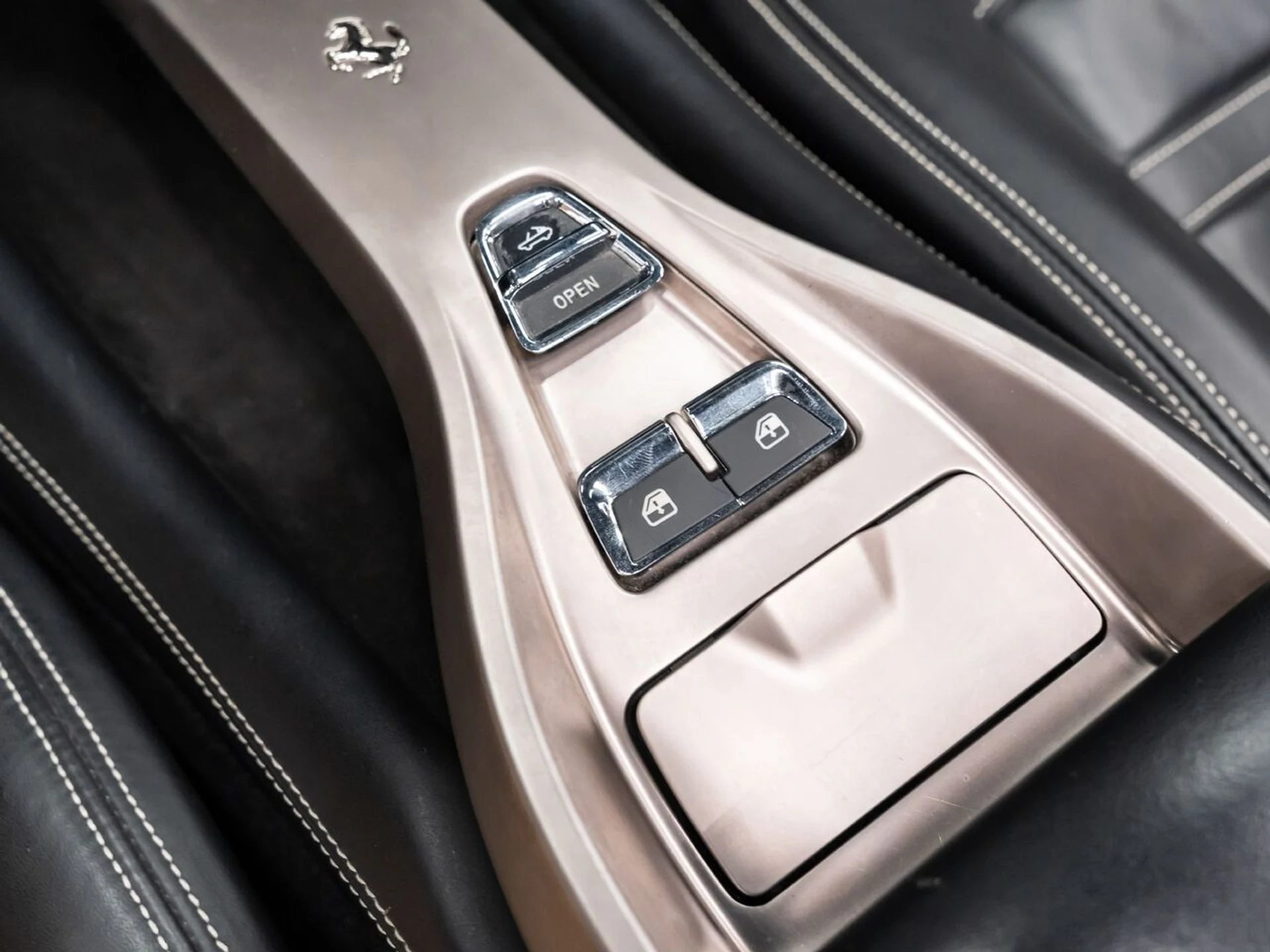 mph095_419796493_ferrari_california_2011_a4d6d2c8ad