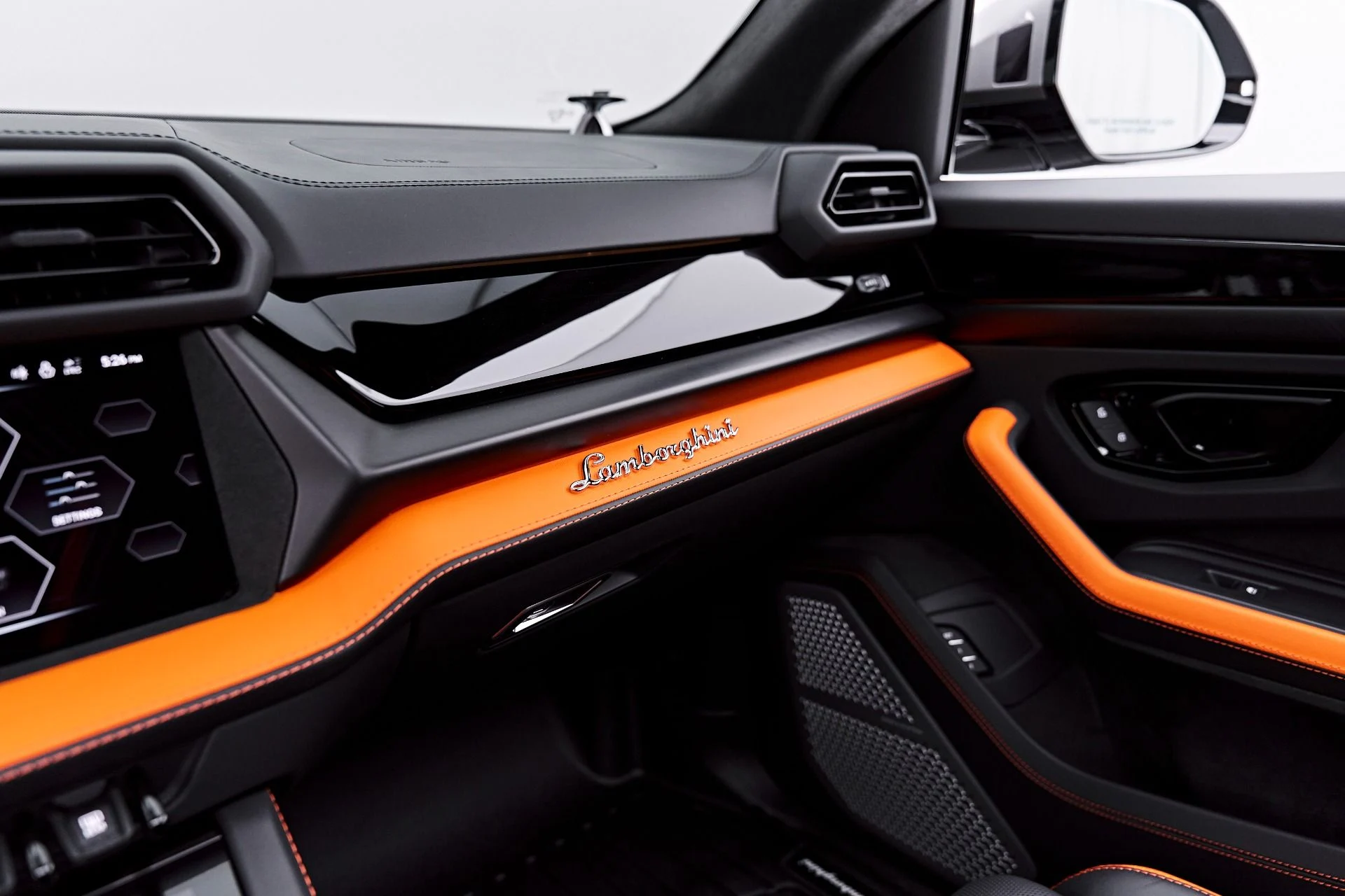 mph096_2582061044_Used_2025_Lamborghini_Urus_SE_1788282822_ef7318e8ac