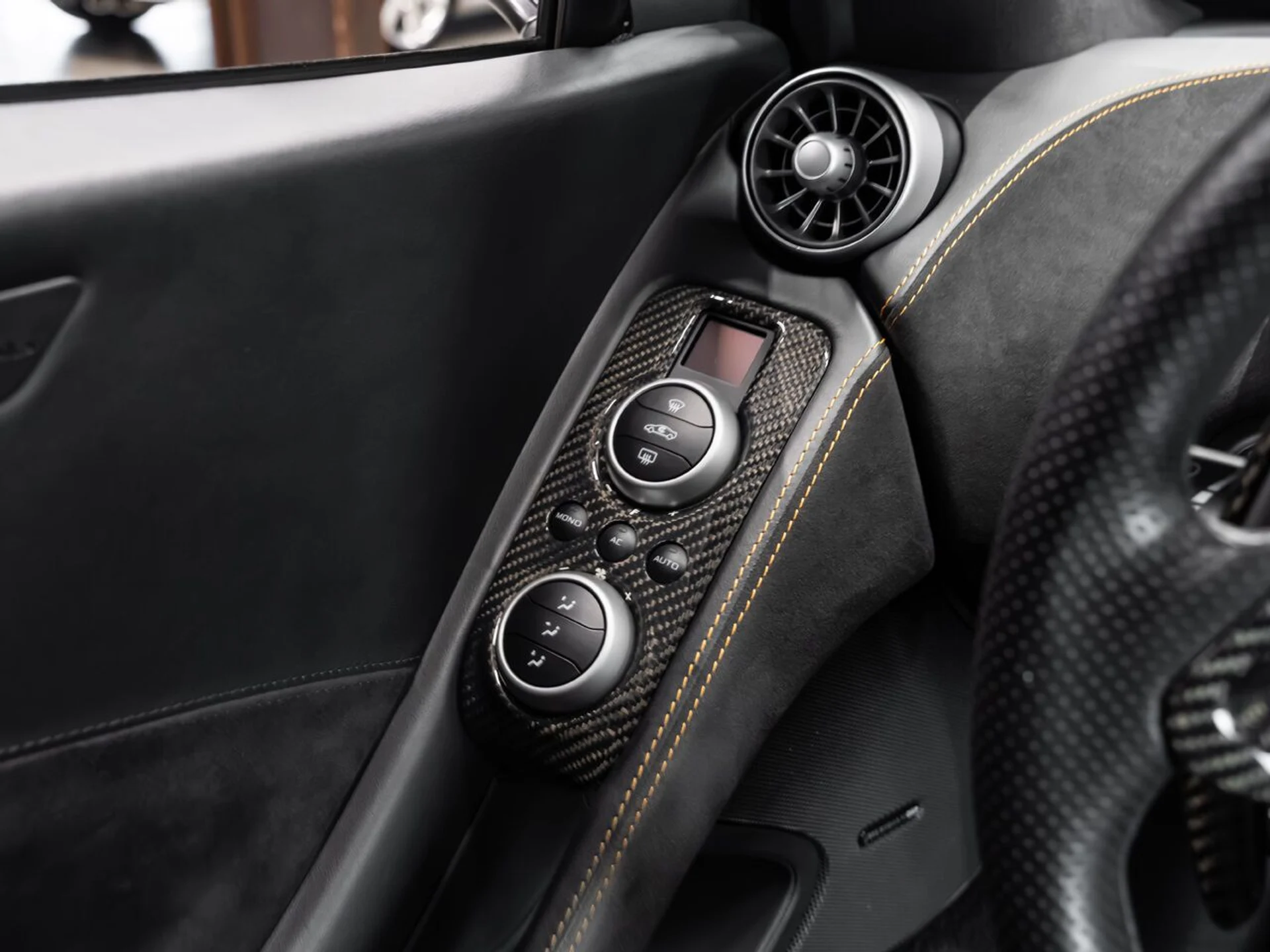 mph096_266275405_mclaren_mp4_12c_2012_cd3a6cbf6b