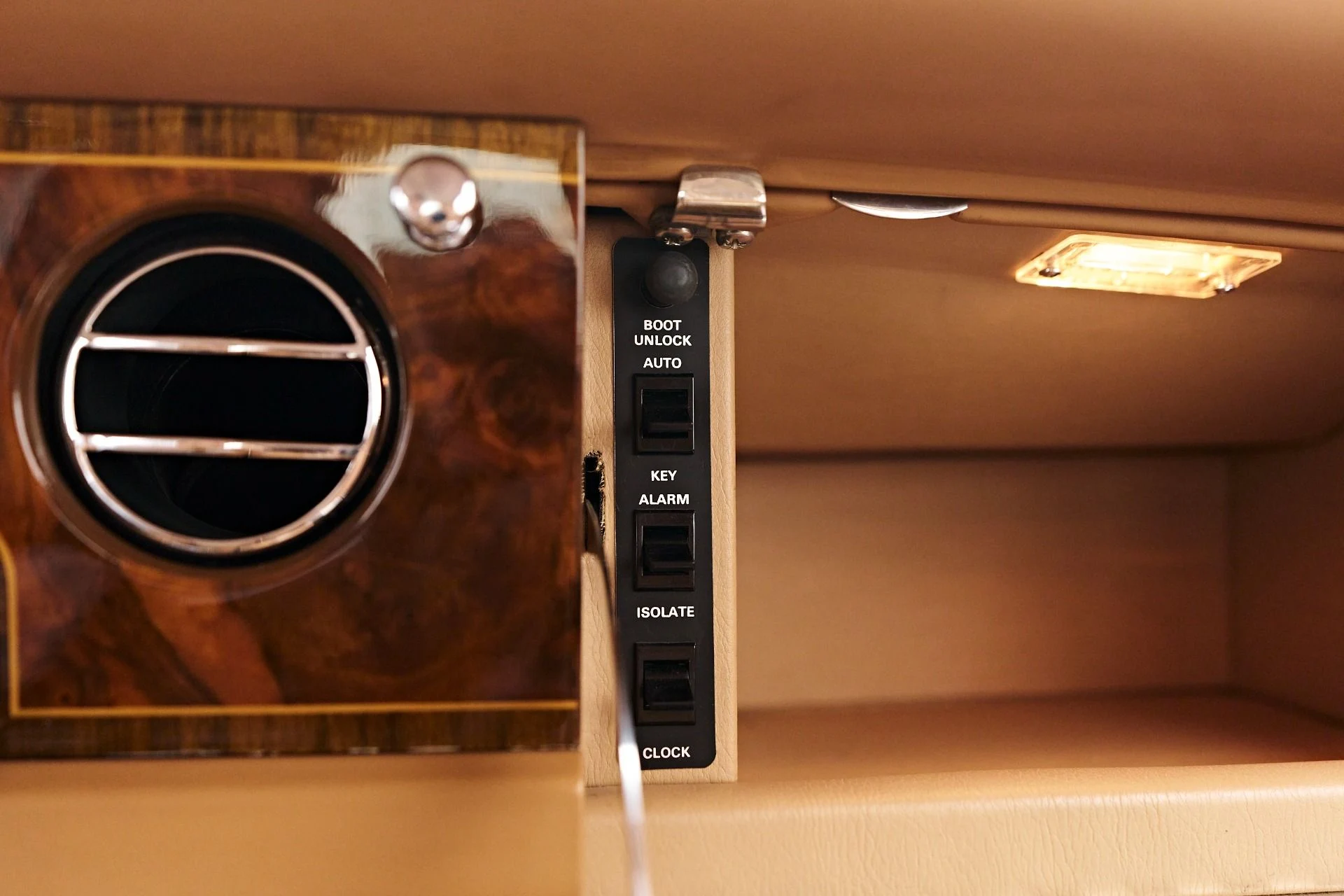 mph096_3072051856_Used_1990_Rolls_Royce_Silver_Spur_1755058774_0b444b72c3