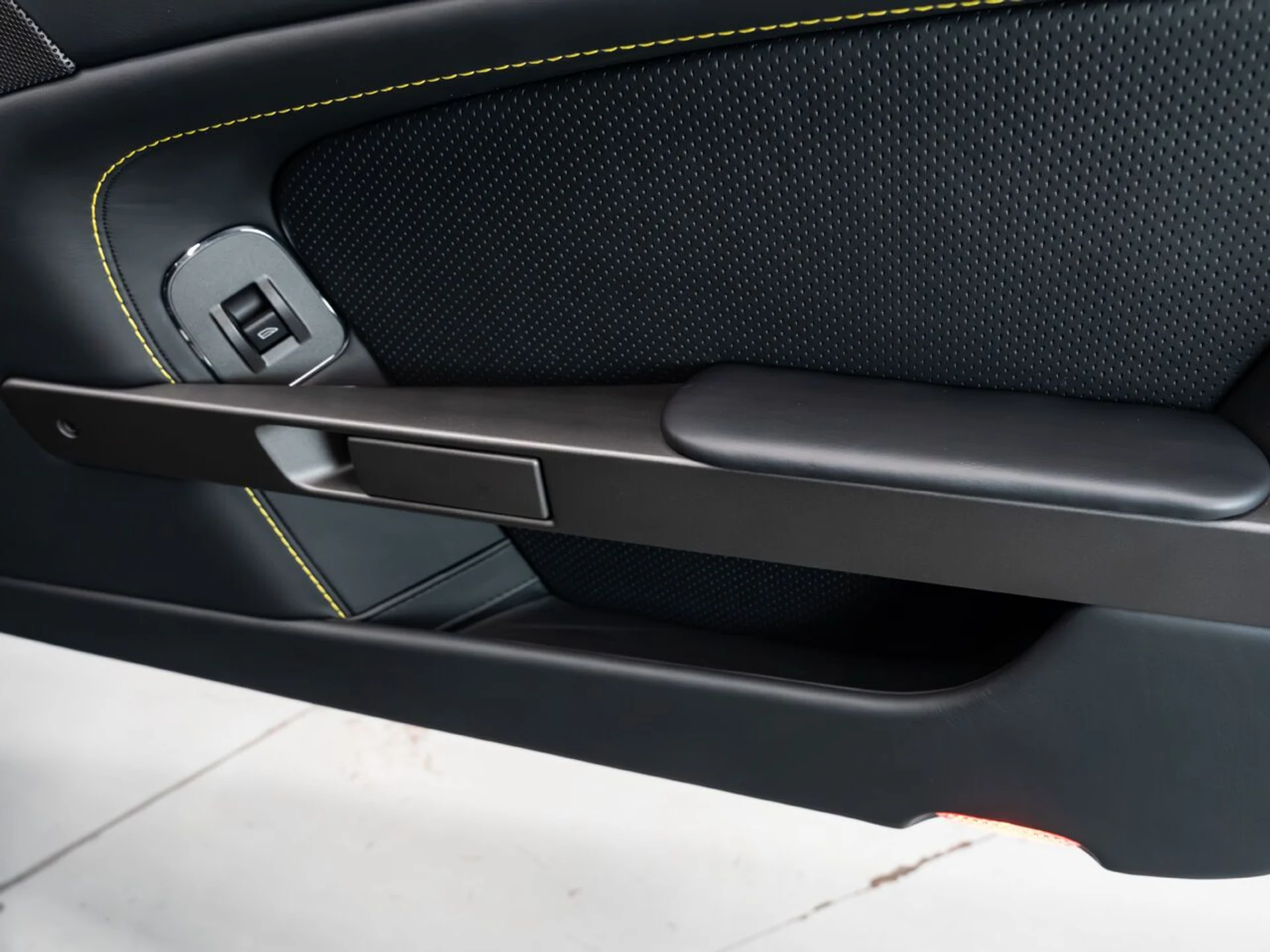 mph096_3854509556_aston_martin_v8_vantage_2015_7ee63b5101