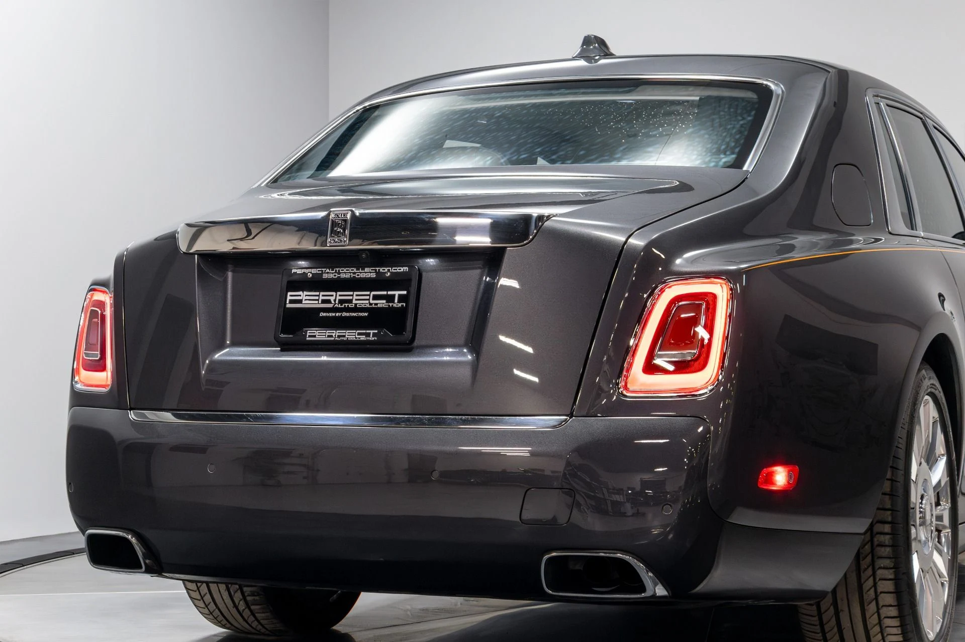 mph097_1526865536_Used_2019_Rolls_Royce_Phantom_1770350910_e5b475505b