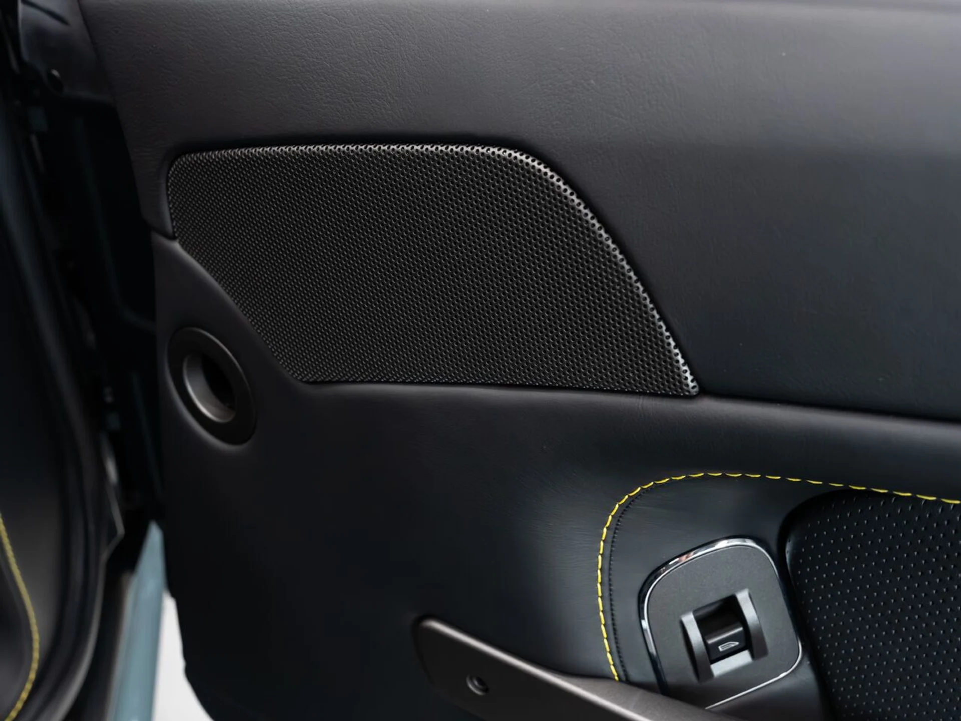 mph097_1902414695_aston_martin_v8_vantage_2015_54e7ceff49