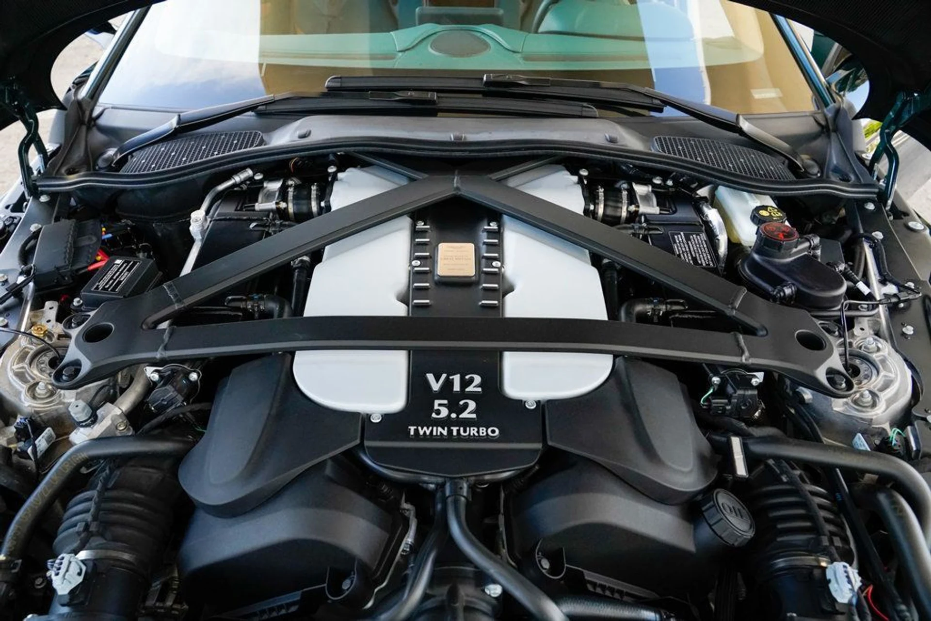 mph097_2145079105_used_2023_aston_martin_vantage_v12coupe_14354_22896697_98_1024_1b1dbd24b0