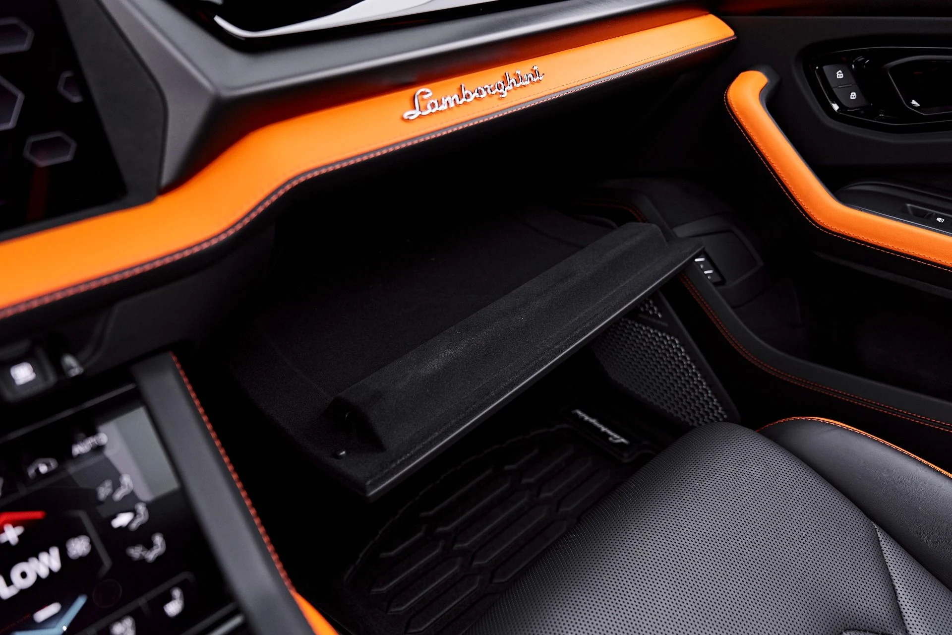 mph097_287489942_Used_2025_Lamborghini_Urus_SE_1788282826_4018151474