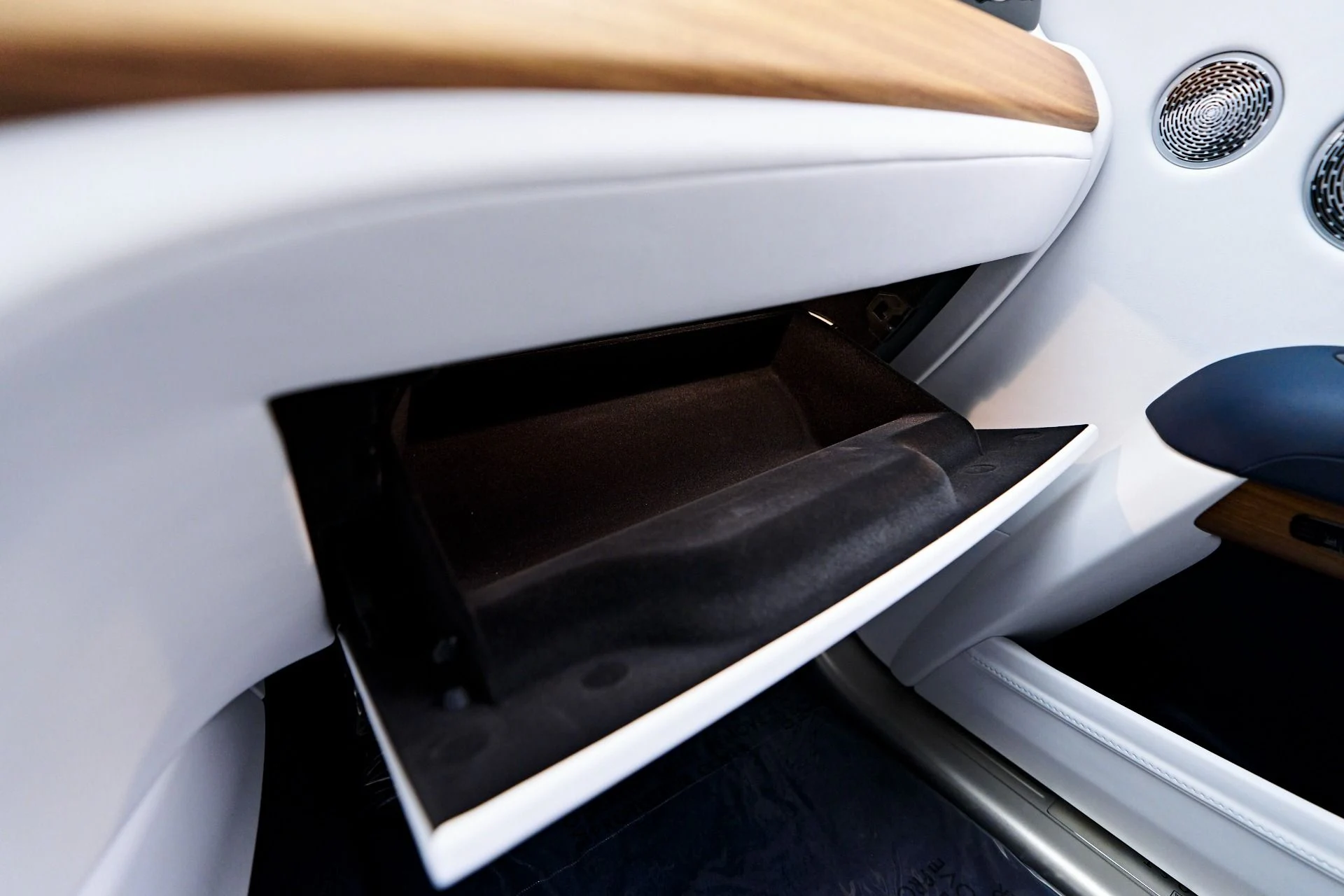 mph097_2985778486_Used_2023_Rolls_Royce_Ghost_1755200436_4465355399