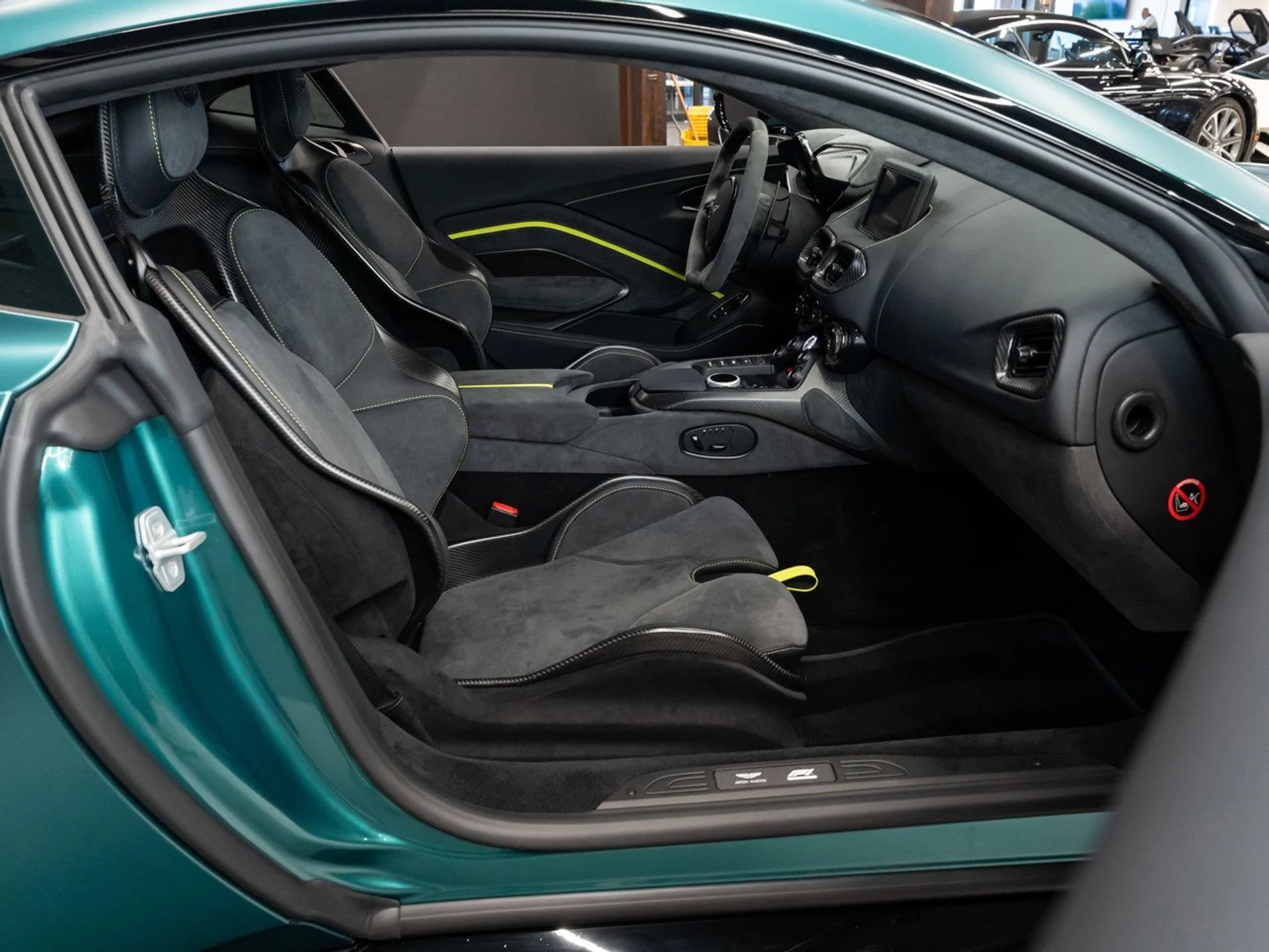mph097_3310469747_aston_martin_vantage_2023_d6bda9eb67