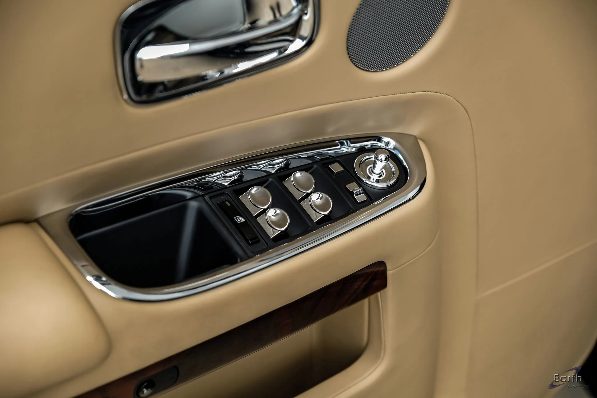 mph097_510733499_3d199bcbee511897bca897ac2db81a92x_4d8fdef25c