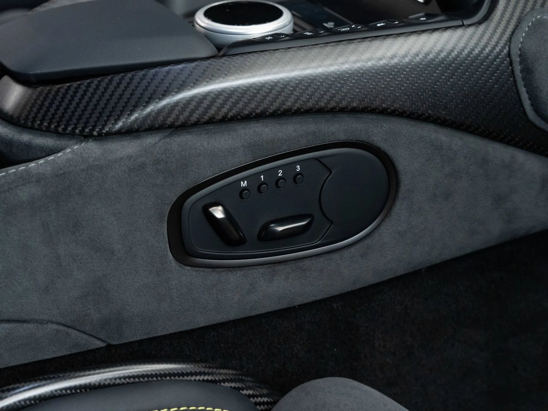 mph098_1032396095_aston_martin_vantage_2023_fb2c541245