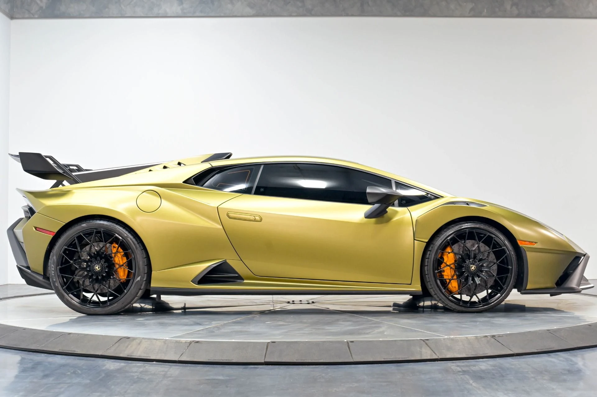 mph098_1559105622_Used_2023_Lamborghini_Huracan_STO_1782768591_8010b1bb57