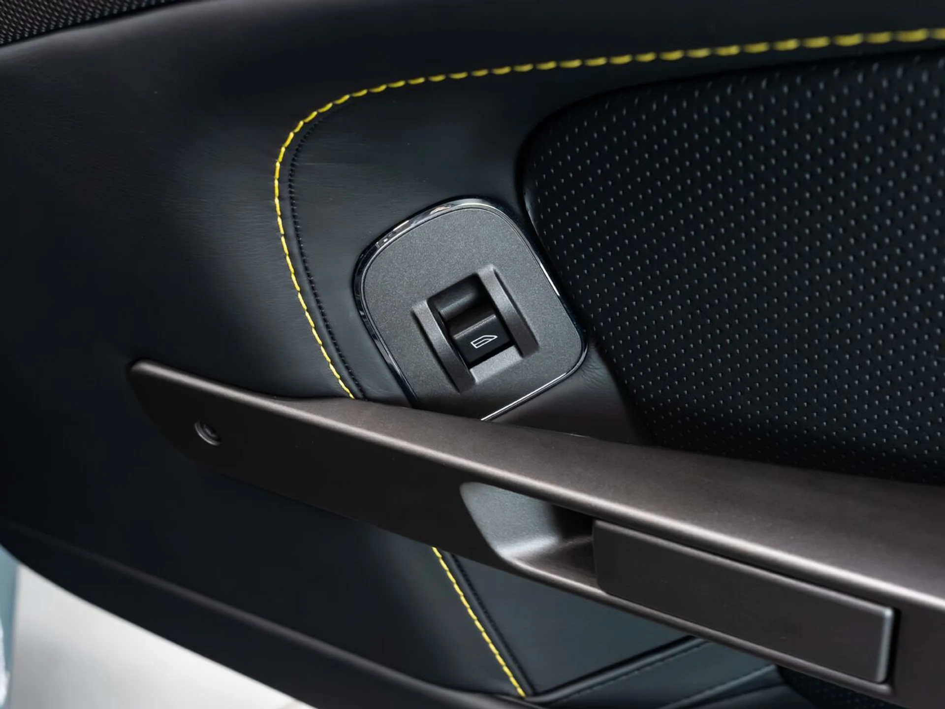 mph098_294833940_aston_martin_v8_vantage_2015_63efd2c0e7