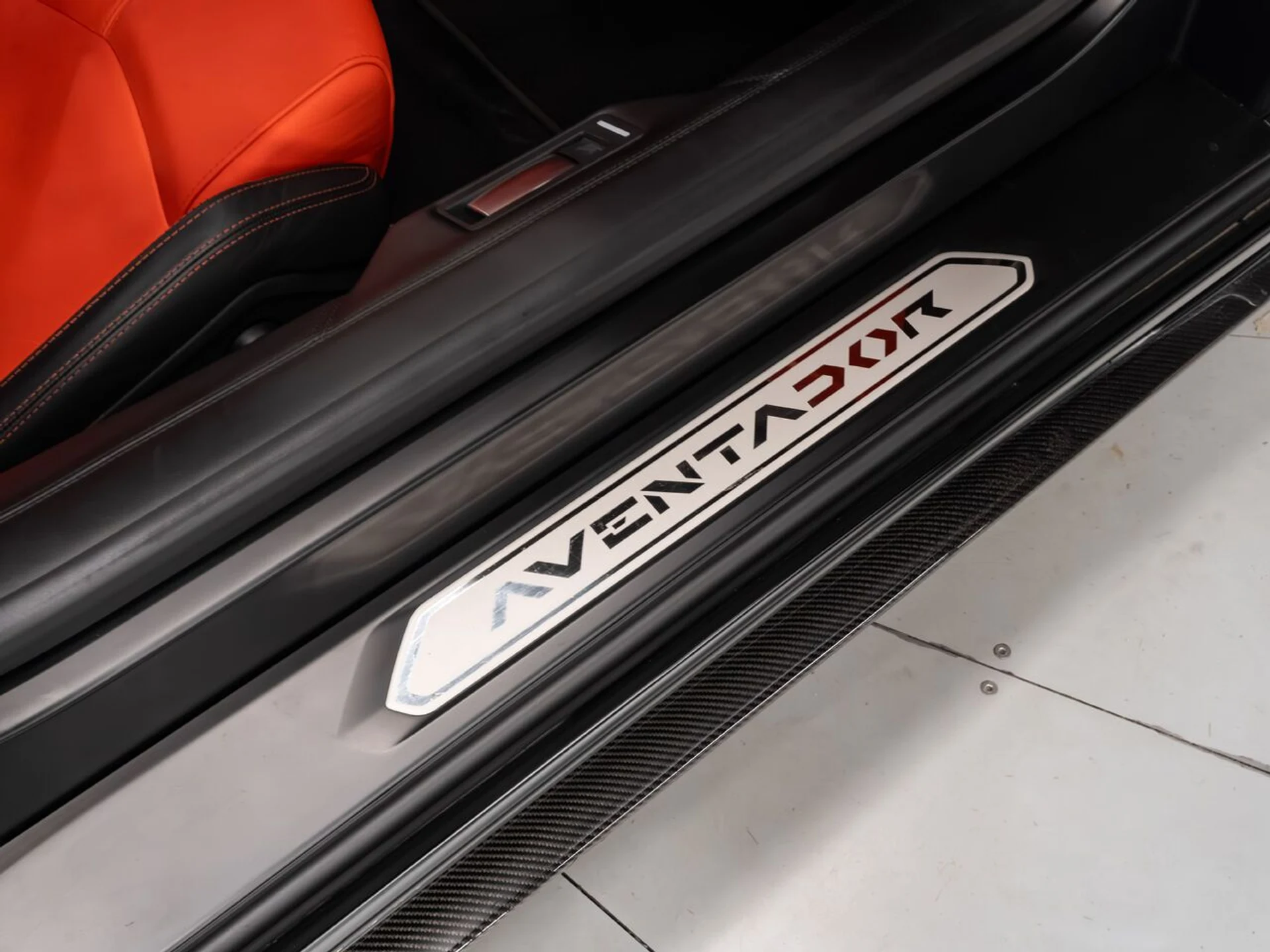 mph099_3330960840_lamborghini_aventador_2015_52ad6b8ed0