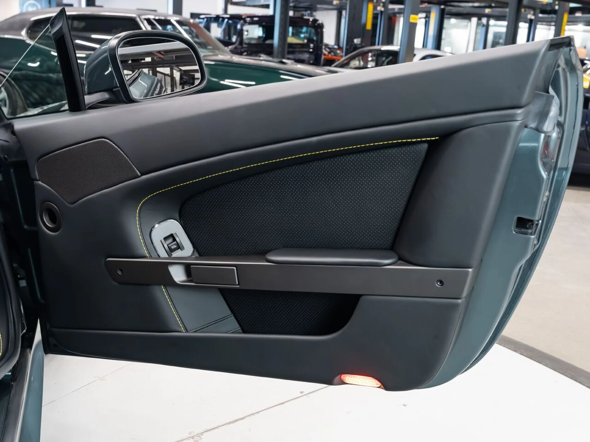 mph099_336726603_aston_martin_v8_vantage_2015_cd5760e291