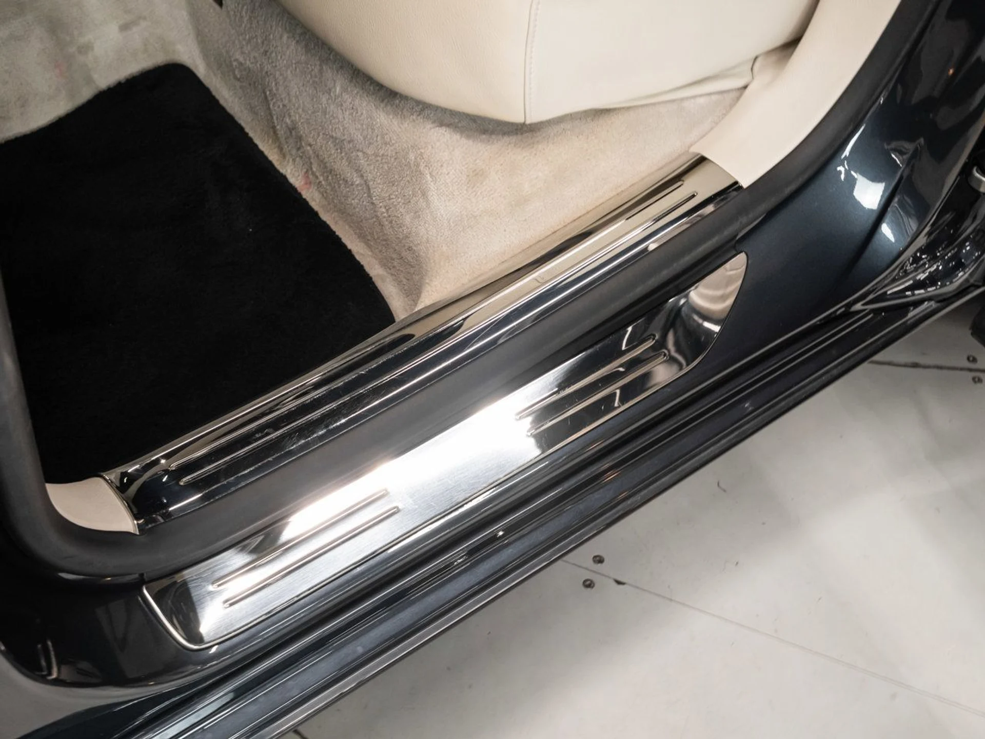 mph100_1118372525_rolls_royce_ghost_2012_03d2932736