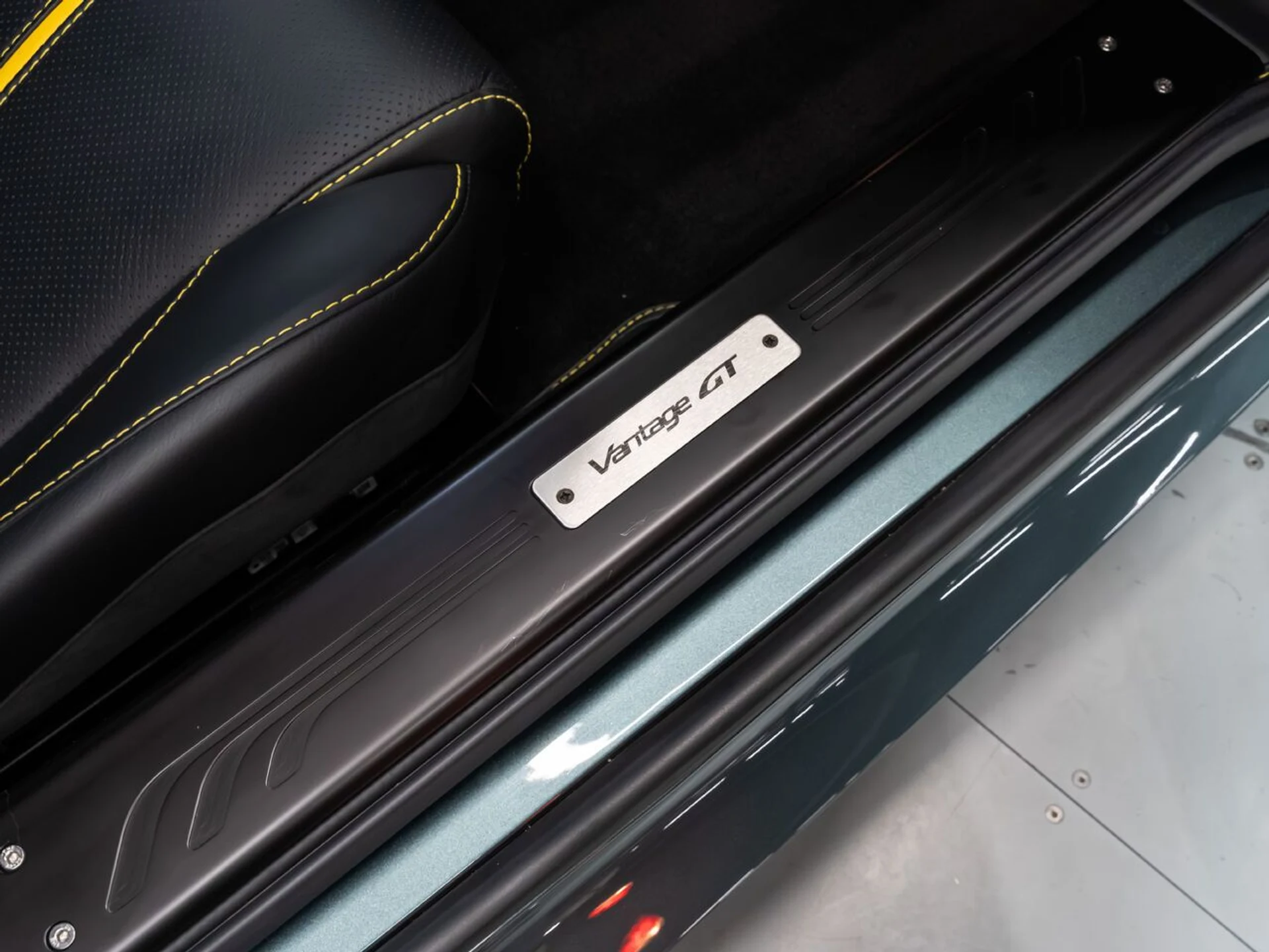 mph100_1458036425_aston_martin_v8_vantage_2015_3705dbe0e5