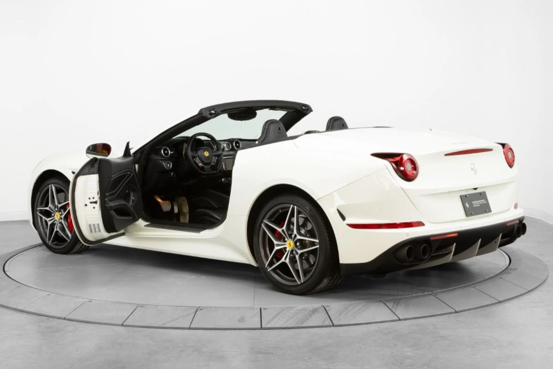 mph100_1807448496_Used_2016_Ferrari_California_T_1db3c0e255