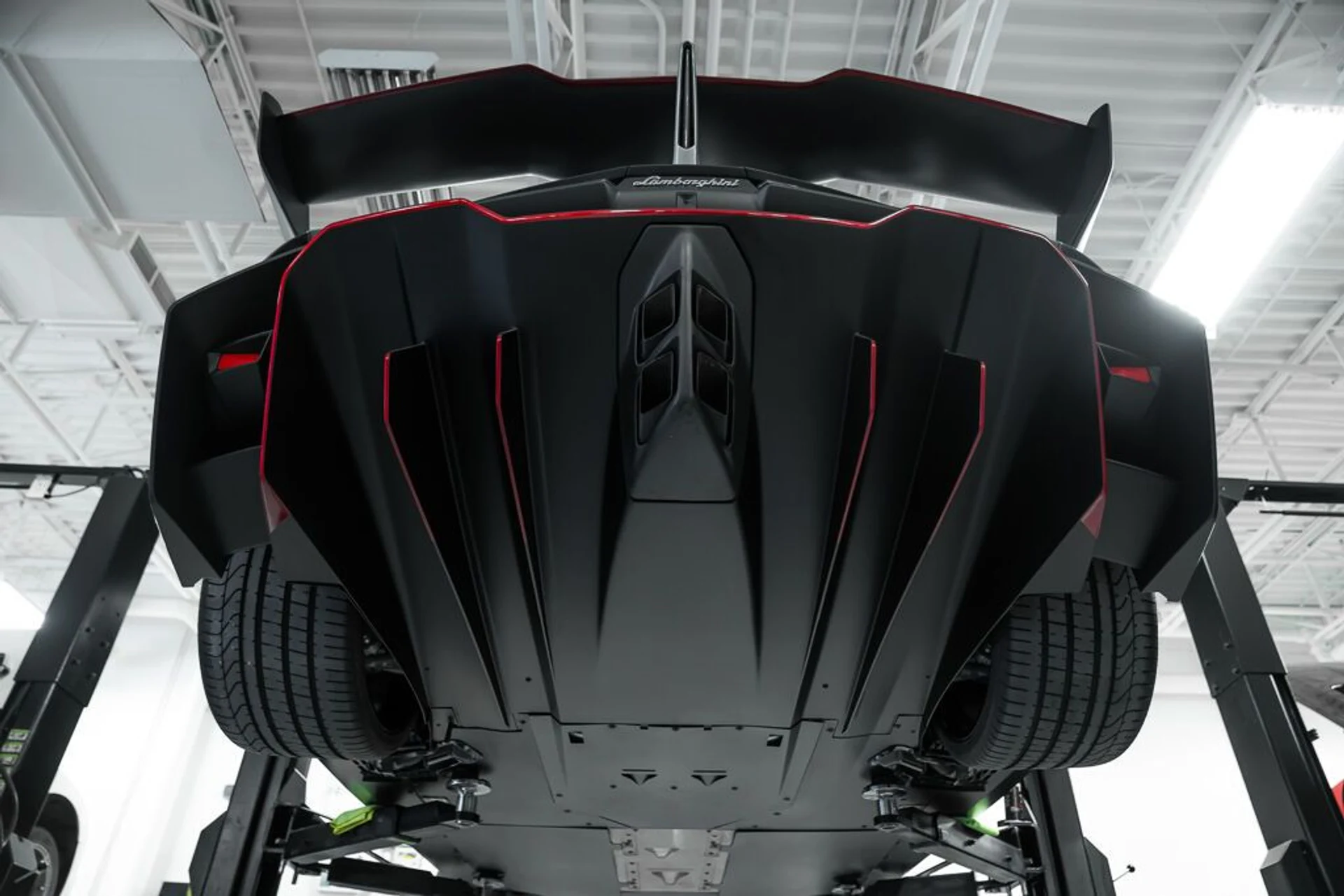 mph101_3699553952_lamborghini_veneno_2014_jpg_v_1779988126_9d3c4d1d0e