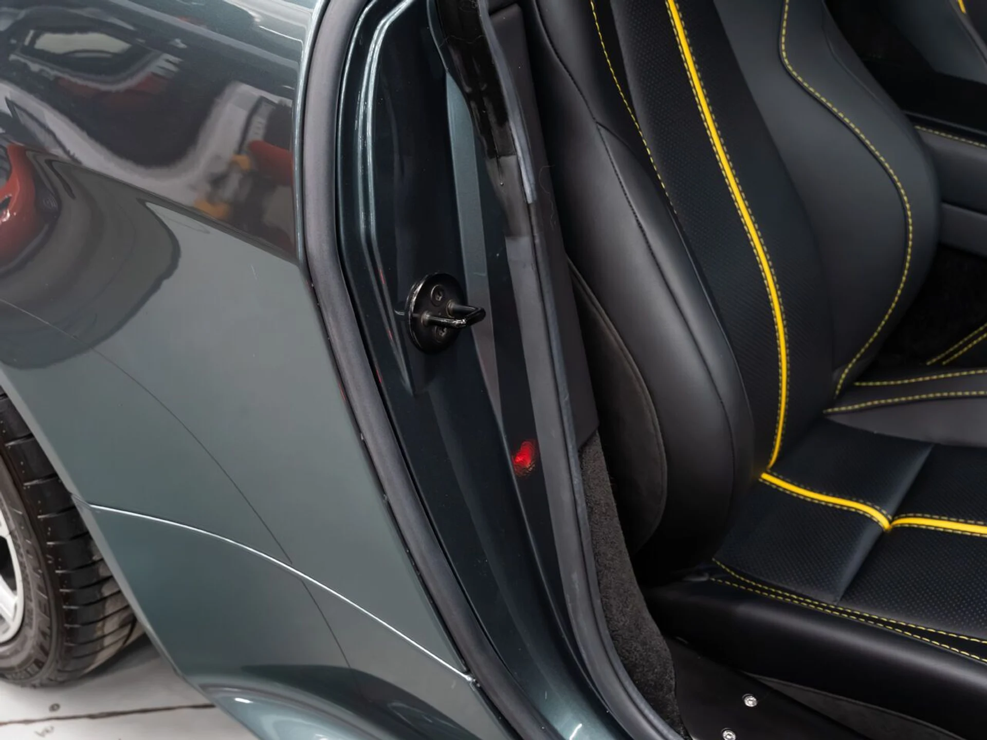 mph101_62396457_aston_martin_v8_vantage_2015_138beec581