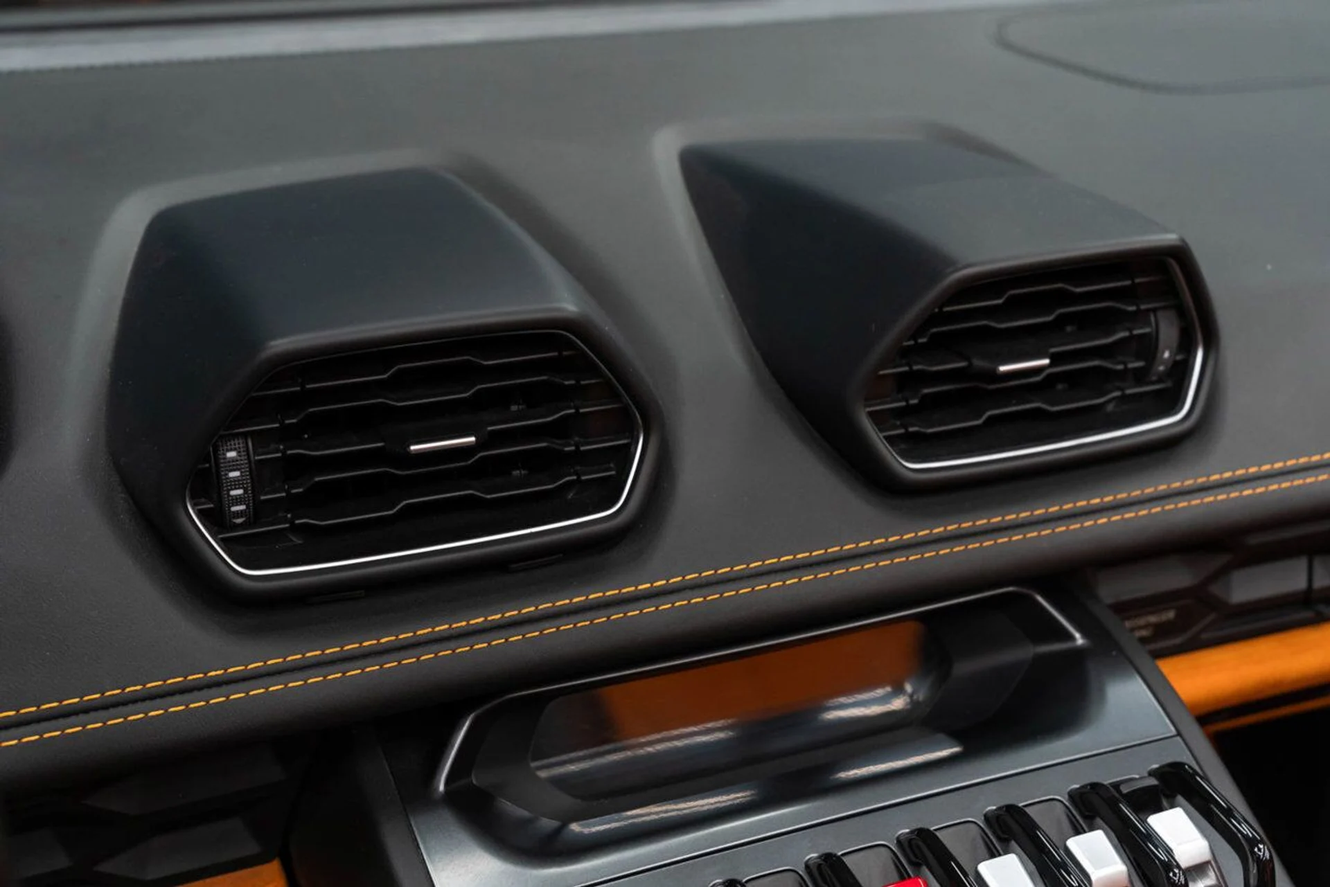 mph102_2619225793_lamborghini_huracan_2016_0267a5418a