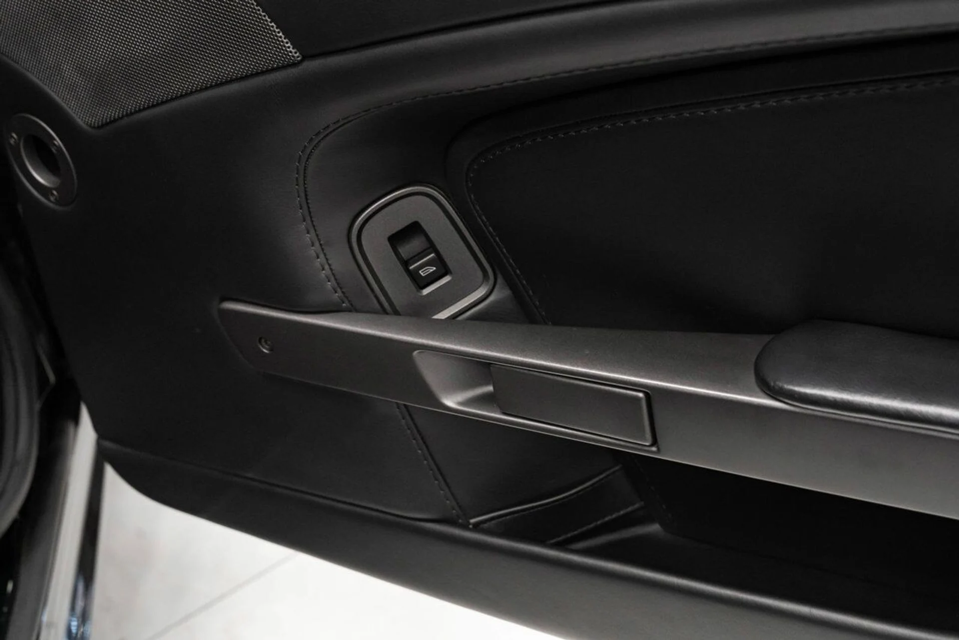 mph102_3185981446_aston_martin_vantage_2008_74670ce996