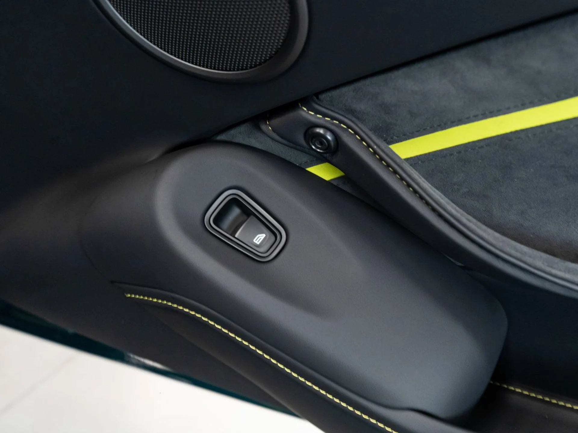 mph102_3582848317_aston_martin_vantage_2023_7dffa48470