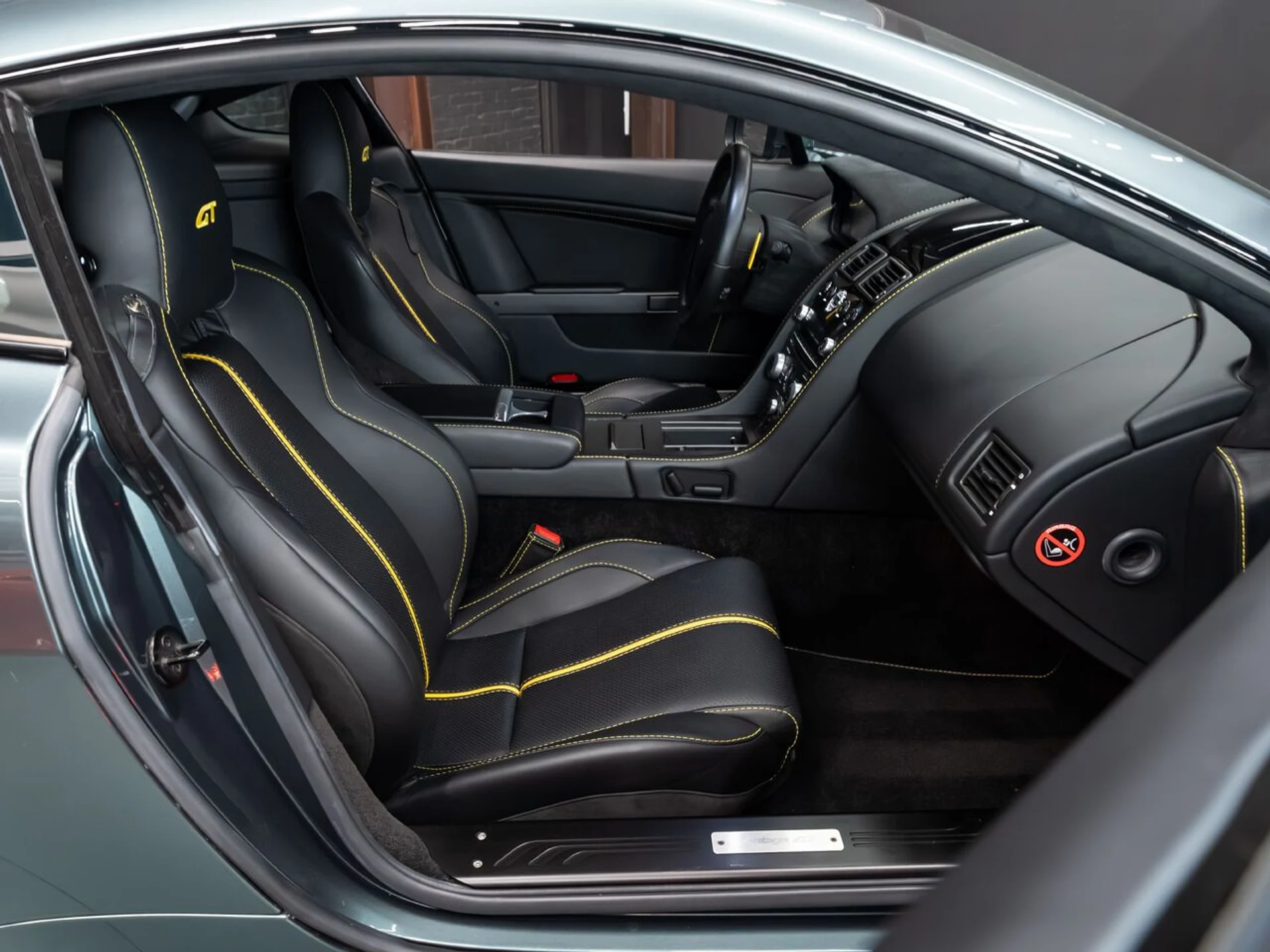 mph102_4045388415_aston_martin_v8_vantage_2015_f6da21f516