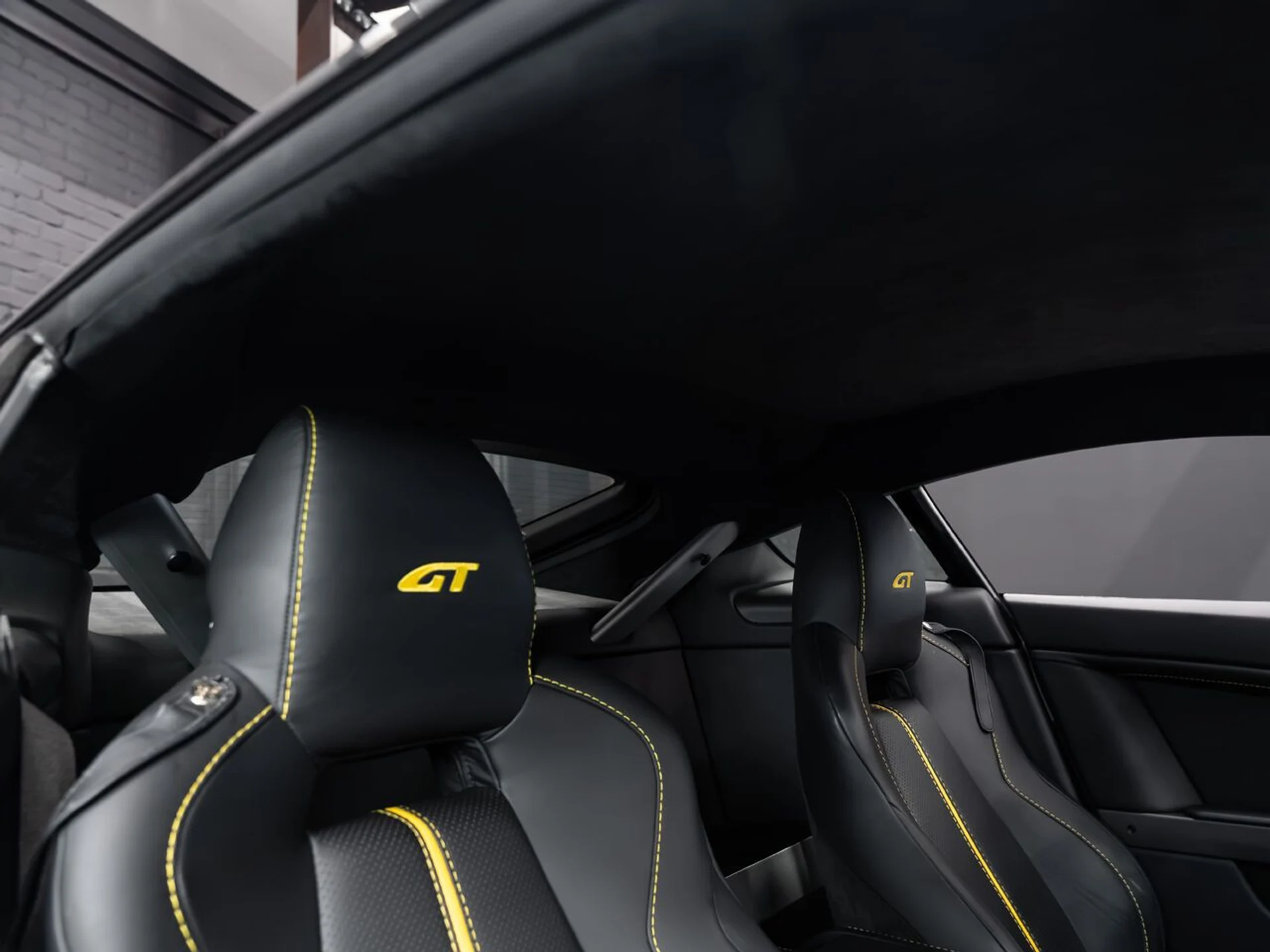 mph103_1310205400_aston_martin_v8_vantage_2015_aa51711da9