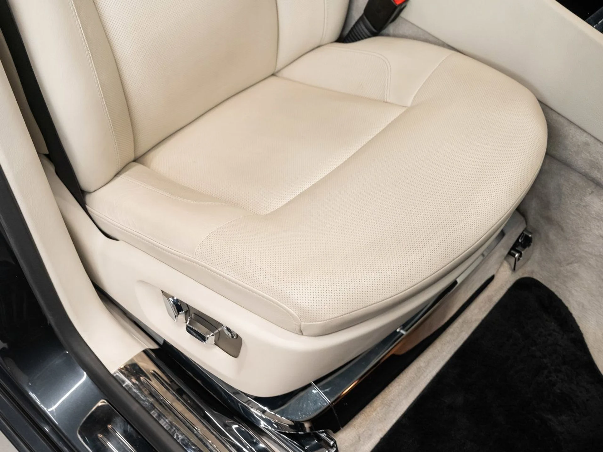 mph103_2691133943_rolls_royce_ghost_2012_082bae5433