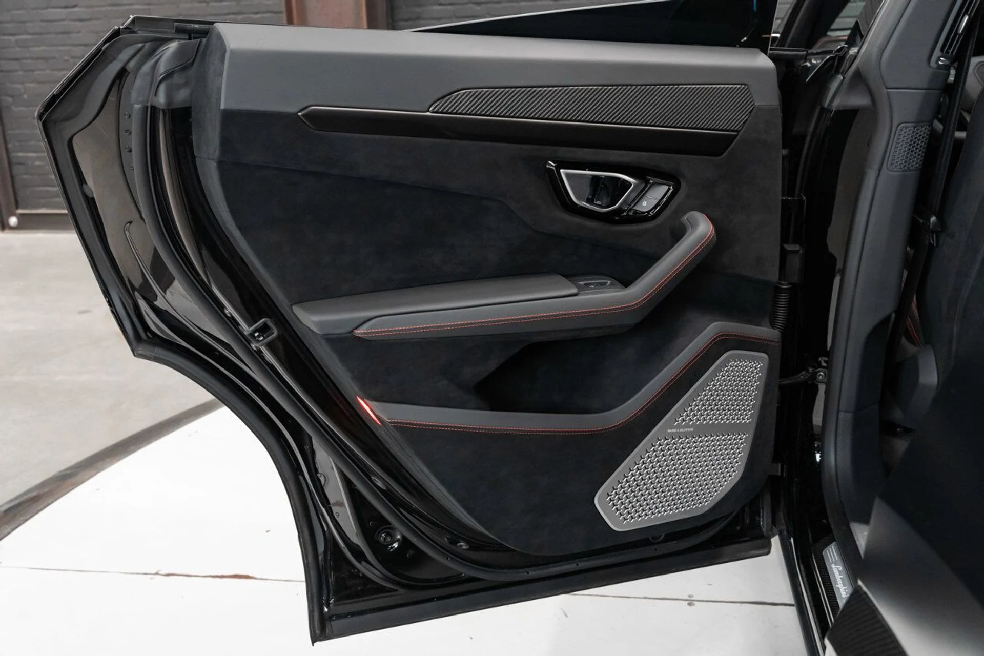 mph104_267518151_lamborghini_urus_2023_cde81534c9