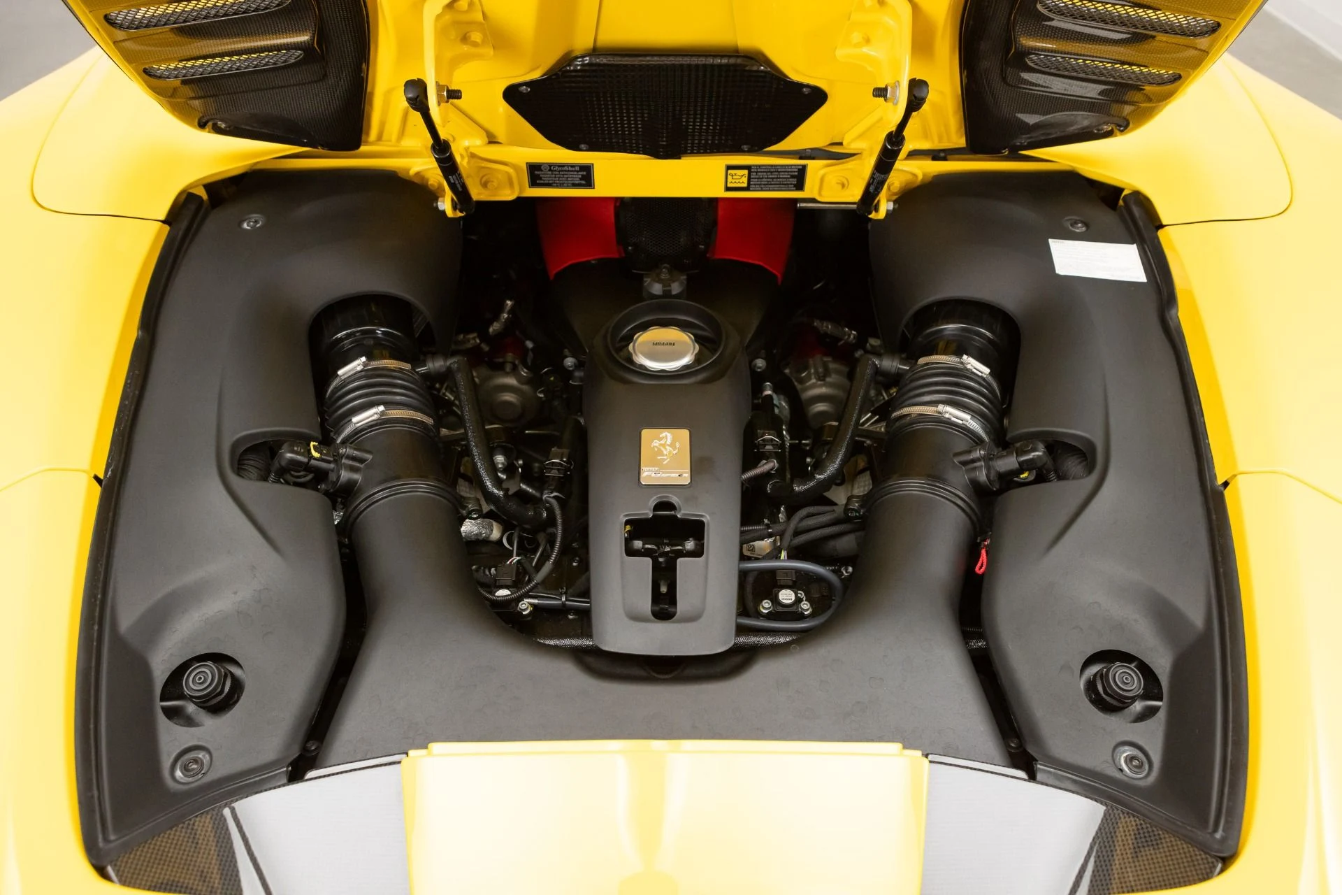 mph104_2754563629_Used_2021_Ferrari_F8_Spider_1778270114_7da939a185